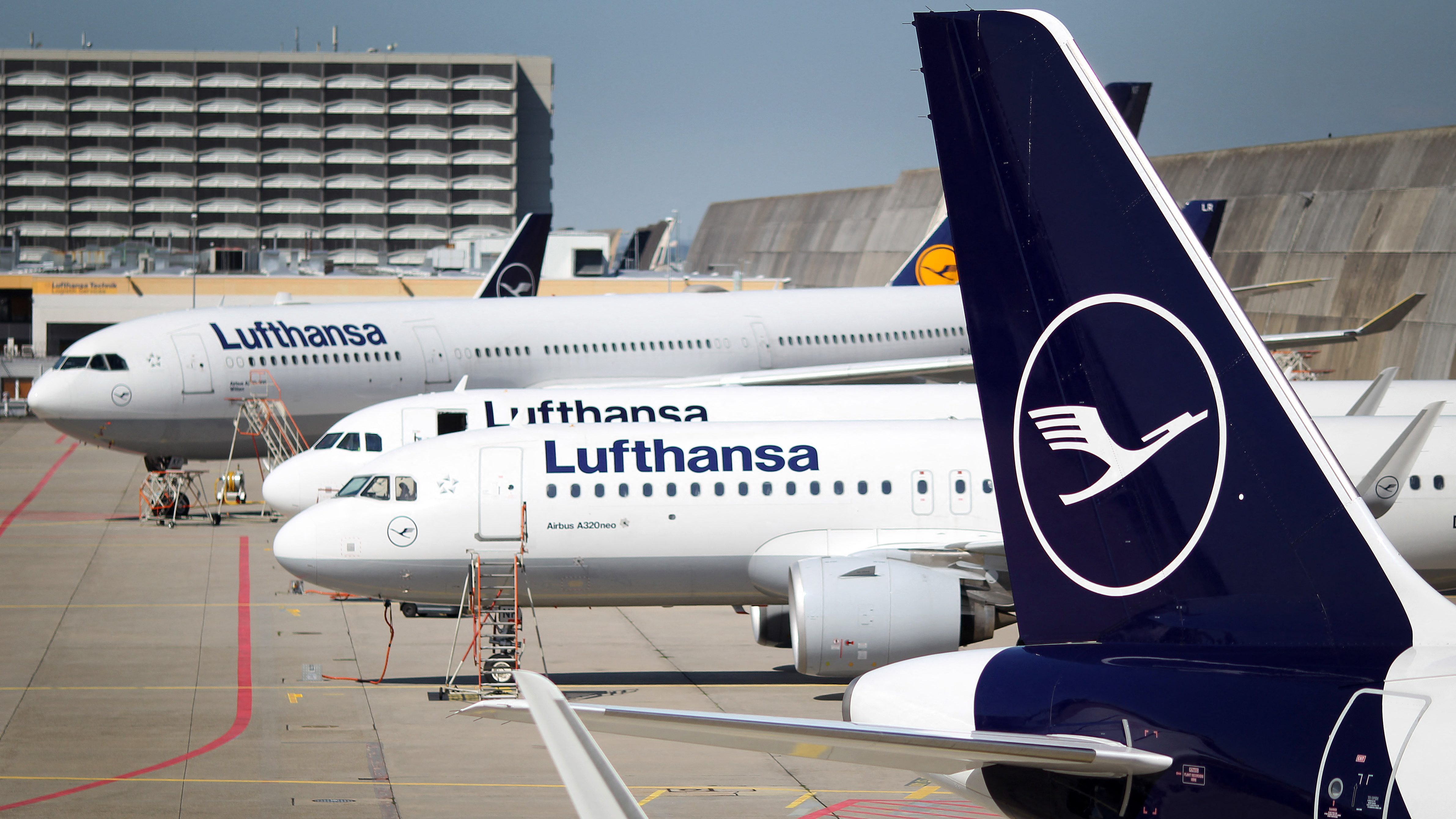 Több mint ezer járatát törölte a Lufthansa