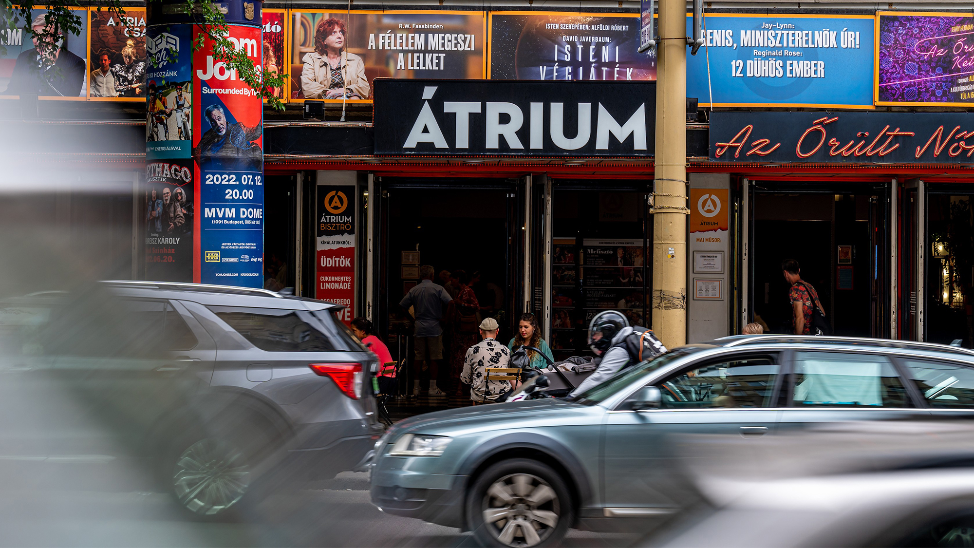 Az Átriumon kívül még rengeteg színházi társulat került kilátástalan helyzetbe, átláthatatlan a támogatási rendszer