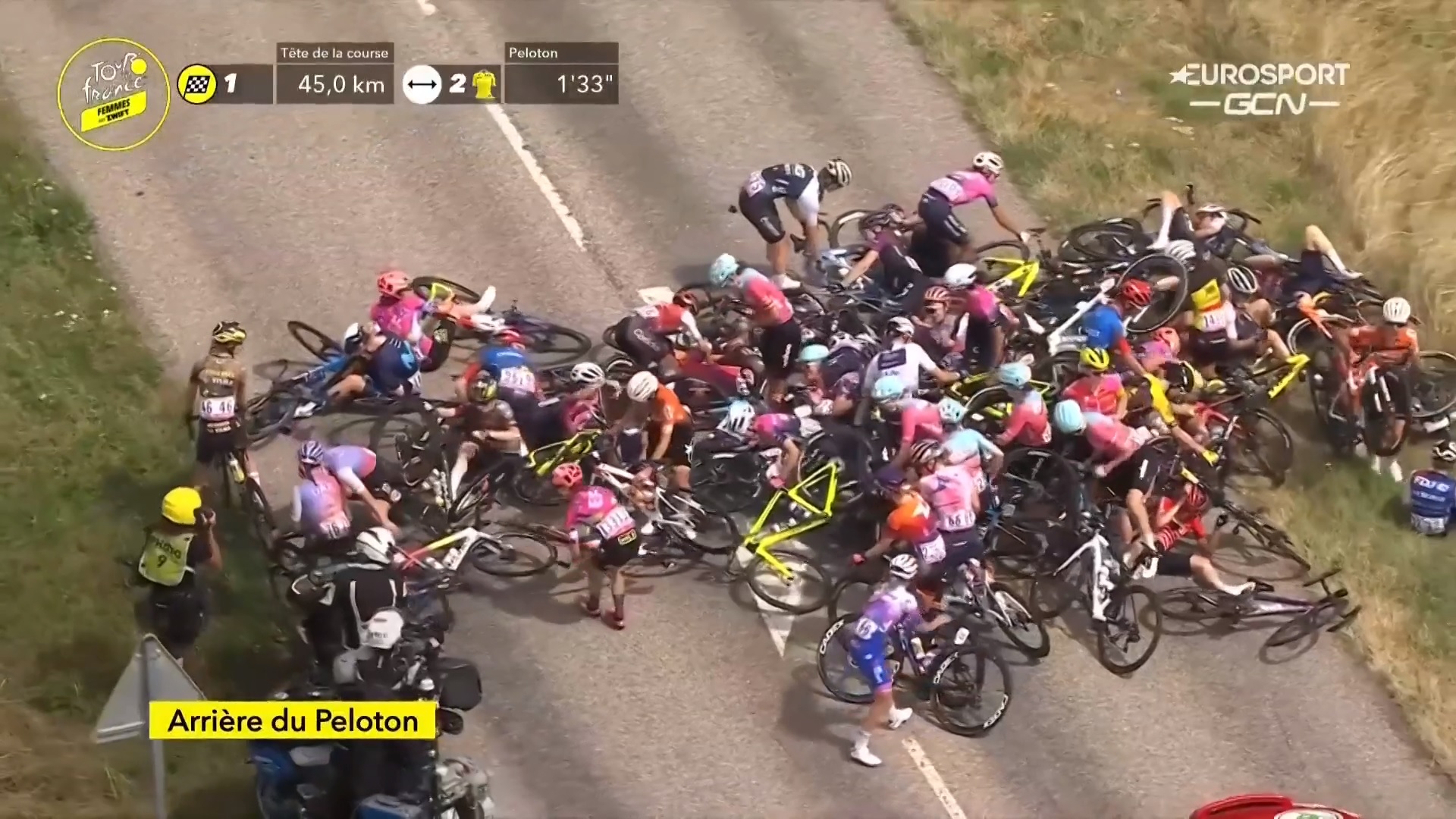 Tömeges bukás a női Tour de France-on, volt olyan bringás, akit kórházba kellett vinni