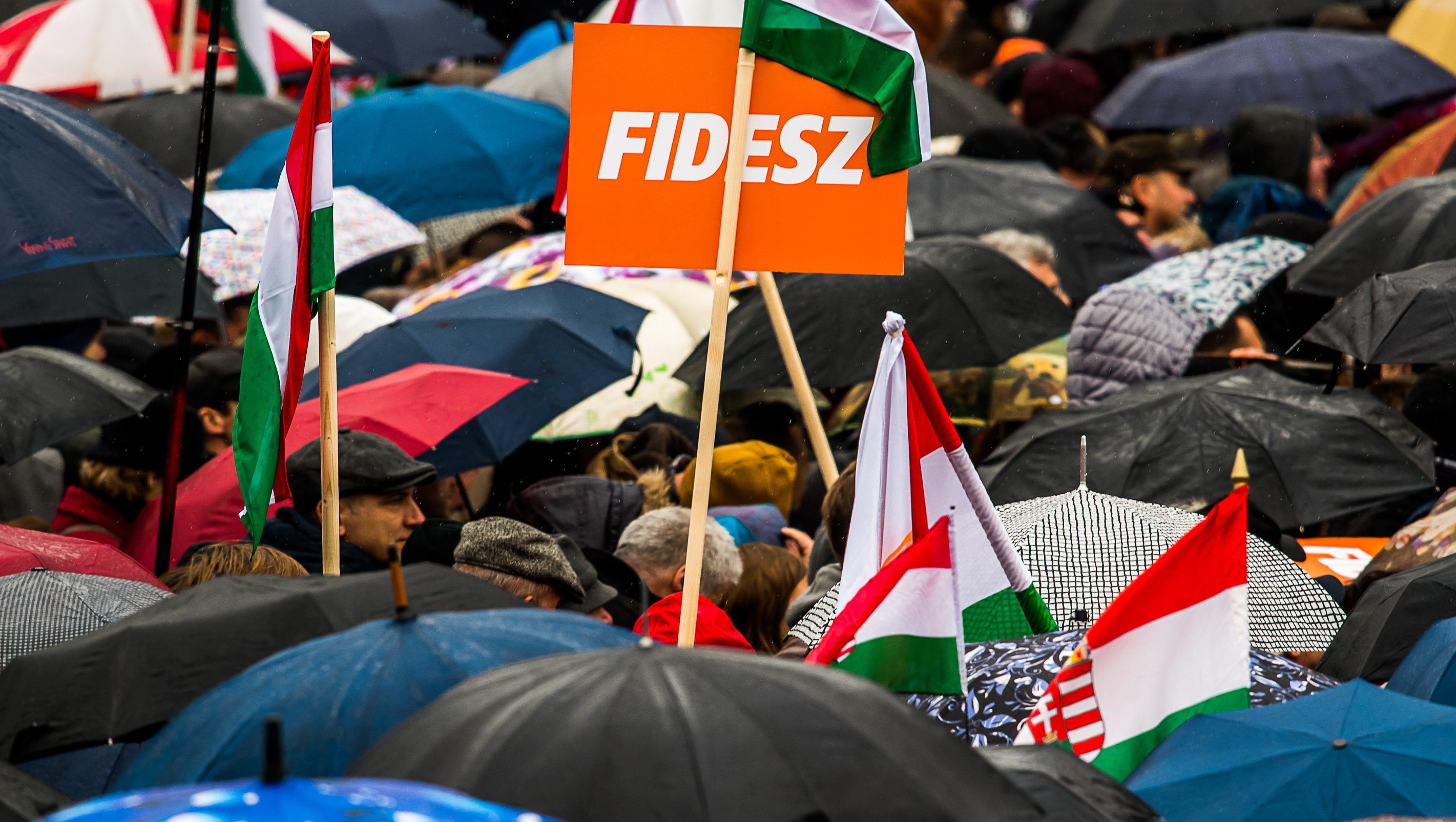 Betört egy férfi a szegedi Fidesz-irodába, majd eldobott egy Molotov-koktélt