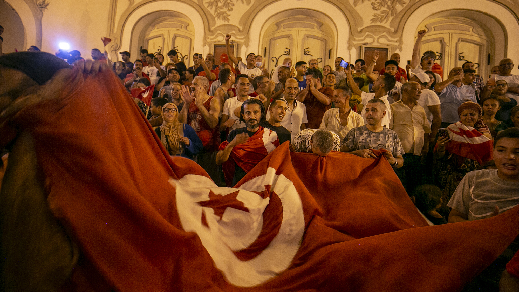 Népszavazáson buktatták meg a demokráciát a tunéziaiak – szülőhazájában ért véget az arab tavasz