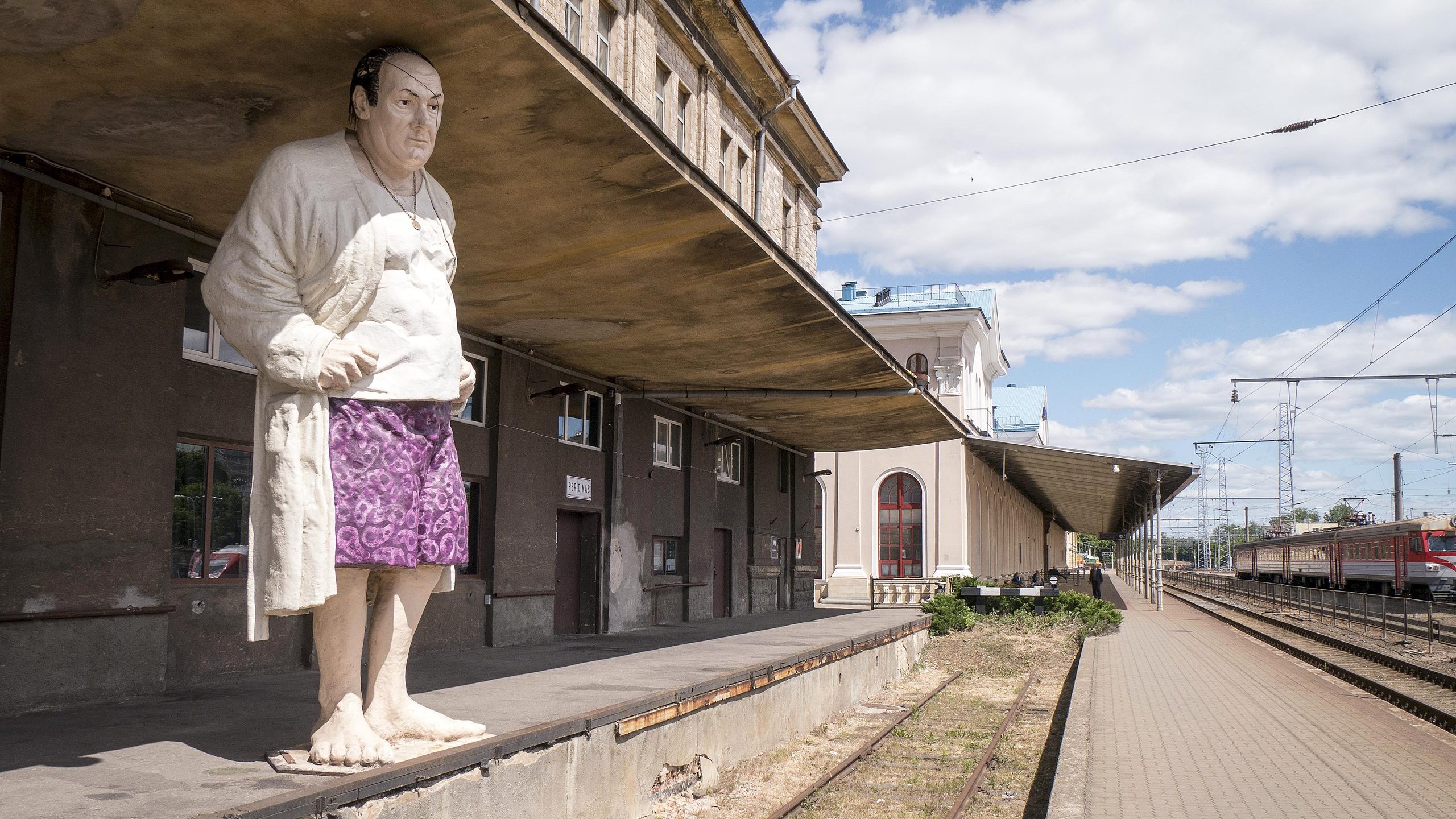 Tony Soprano óriásszobra támasztja a litván főváros vasútállomását