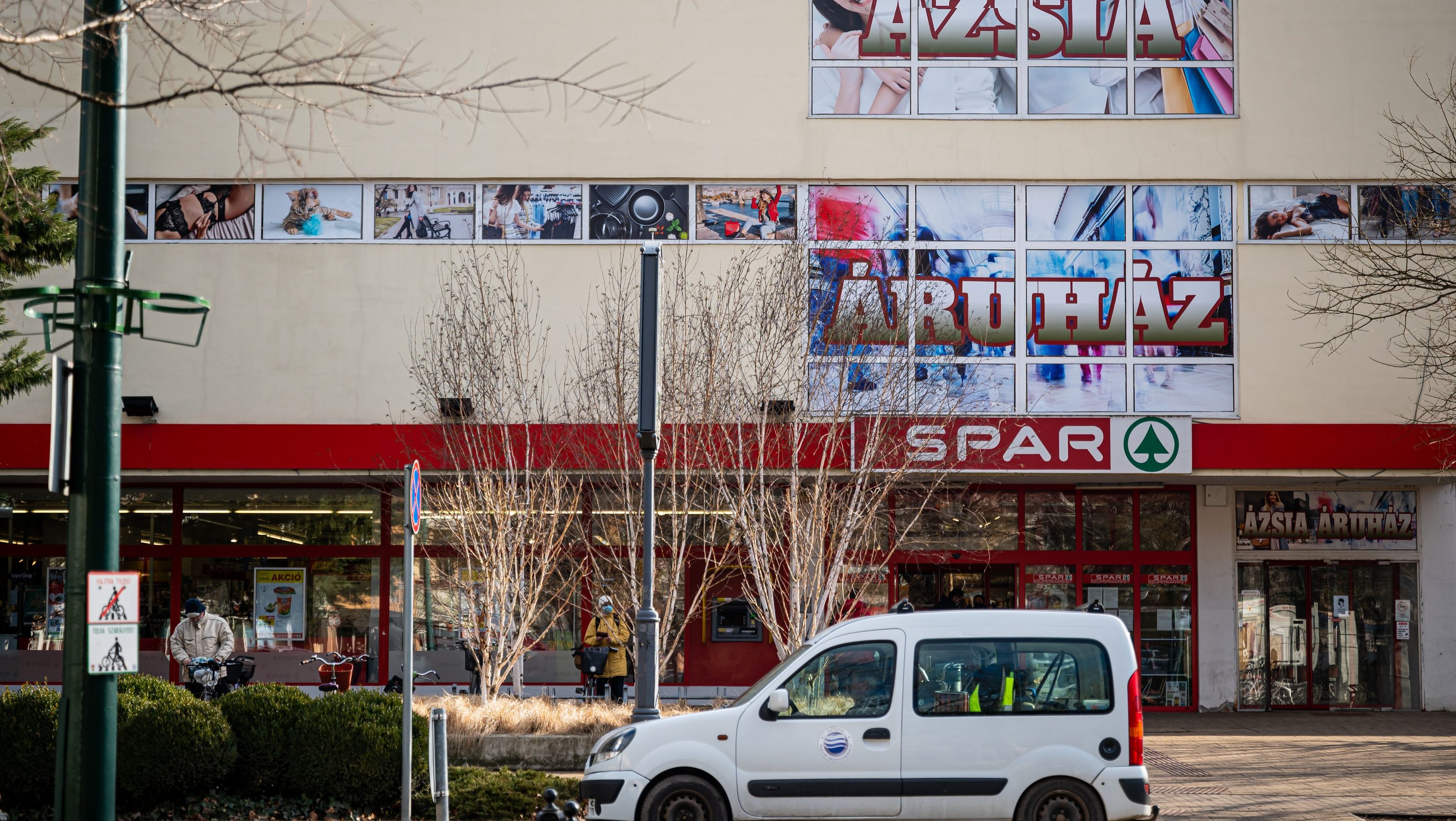 Végleg kikerülnek a Spar-üzletekből a műanyag zacskók