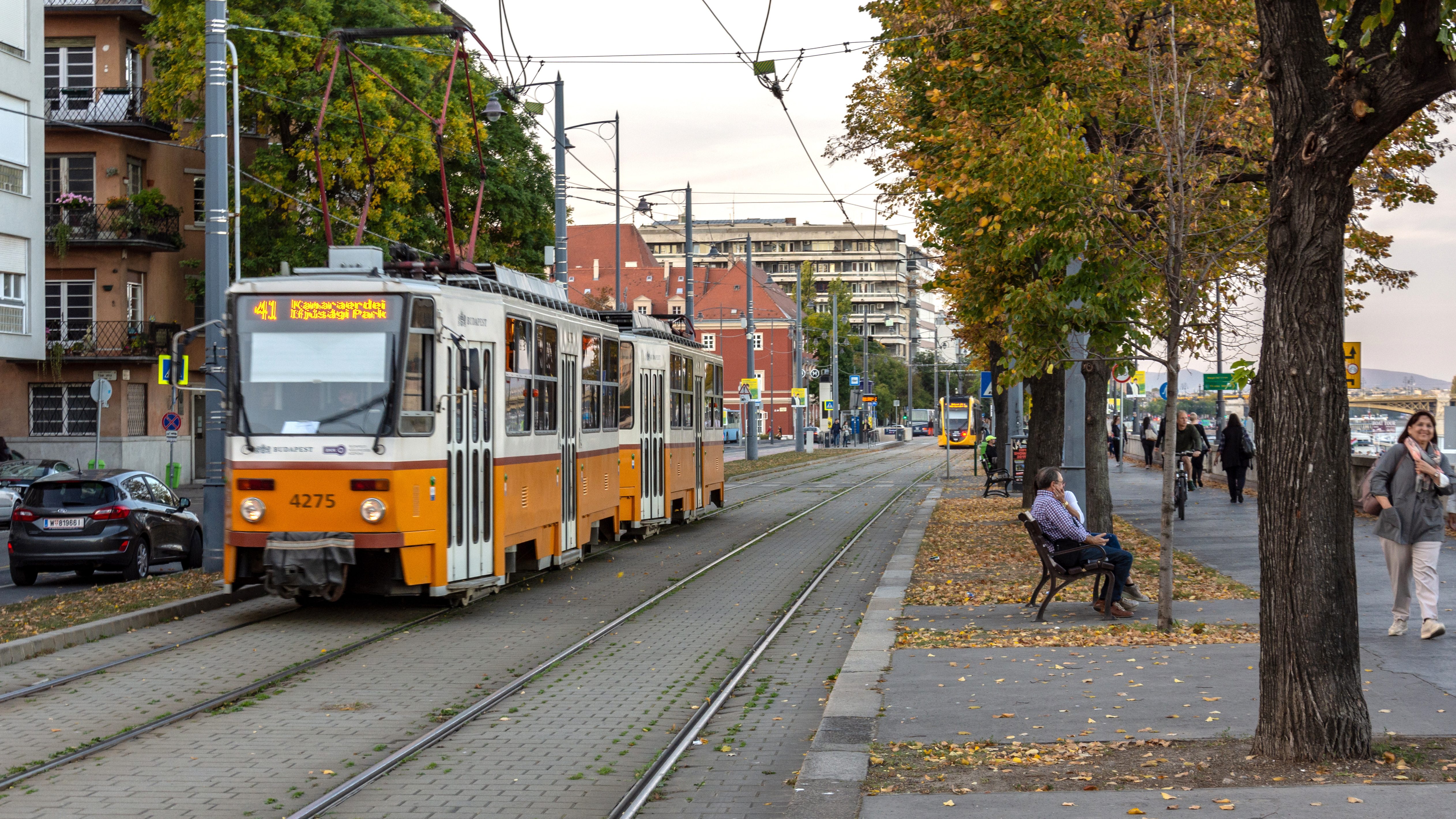 Kővel dobálták meg a 41 -es villamost, kórházba vitték a villamosvezetőt