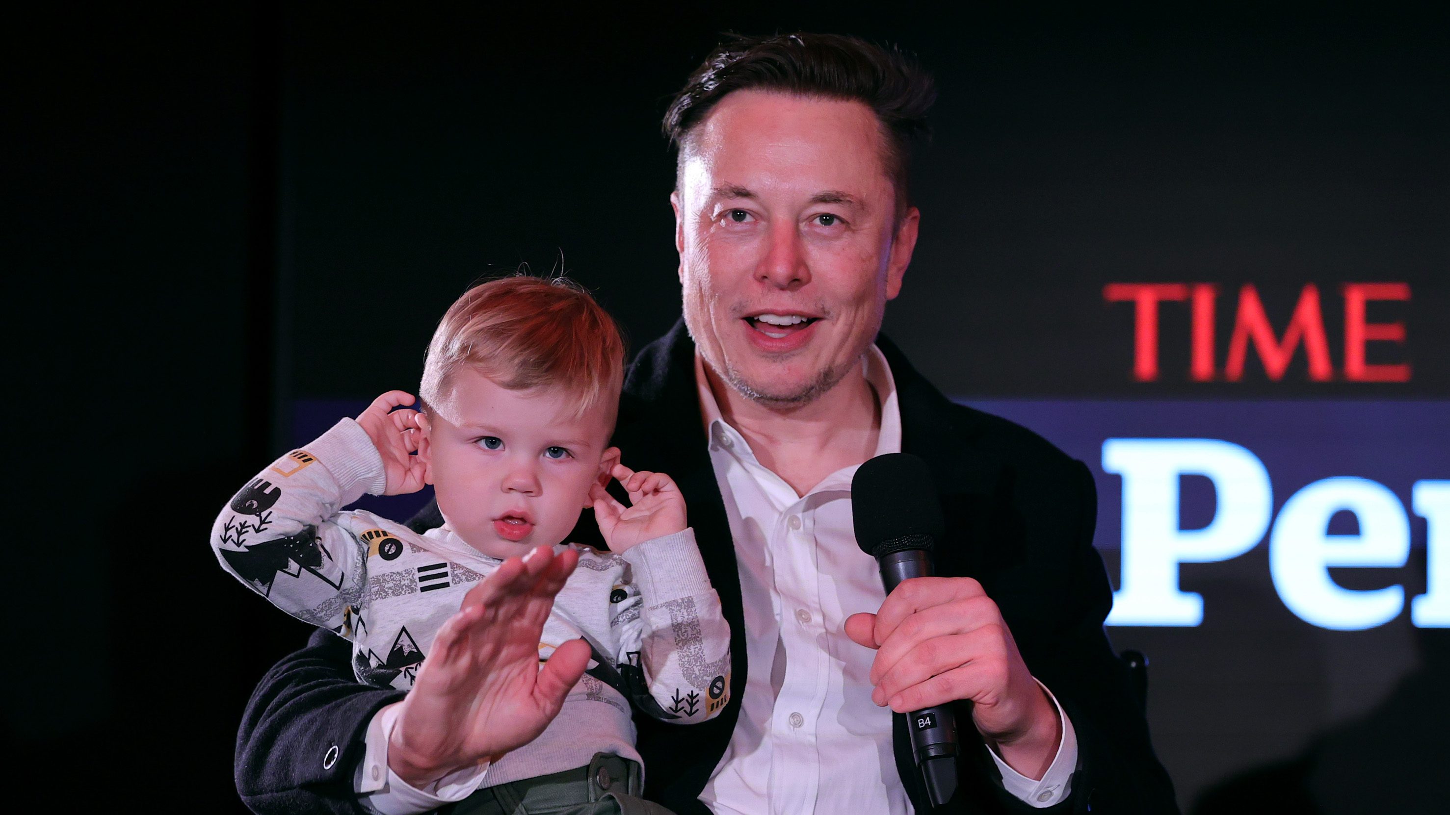 Egy sorozat inspirálta Elon Musk és kétéves fia egyforma hajviseletét