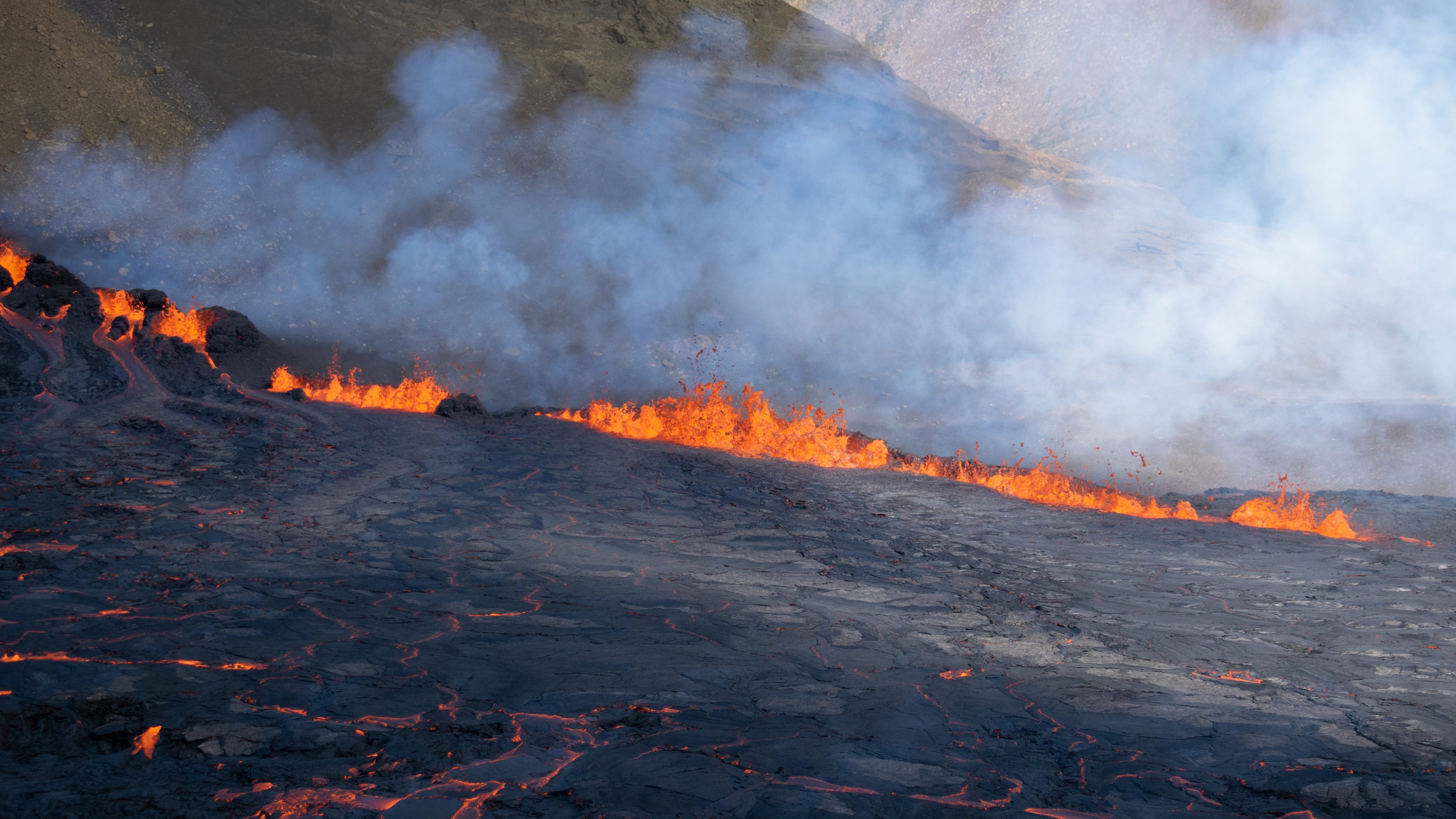 Kitört egy vulkán az izlandi főváros közelében