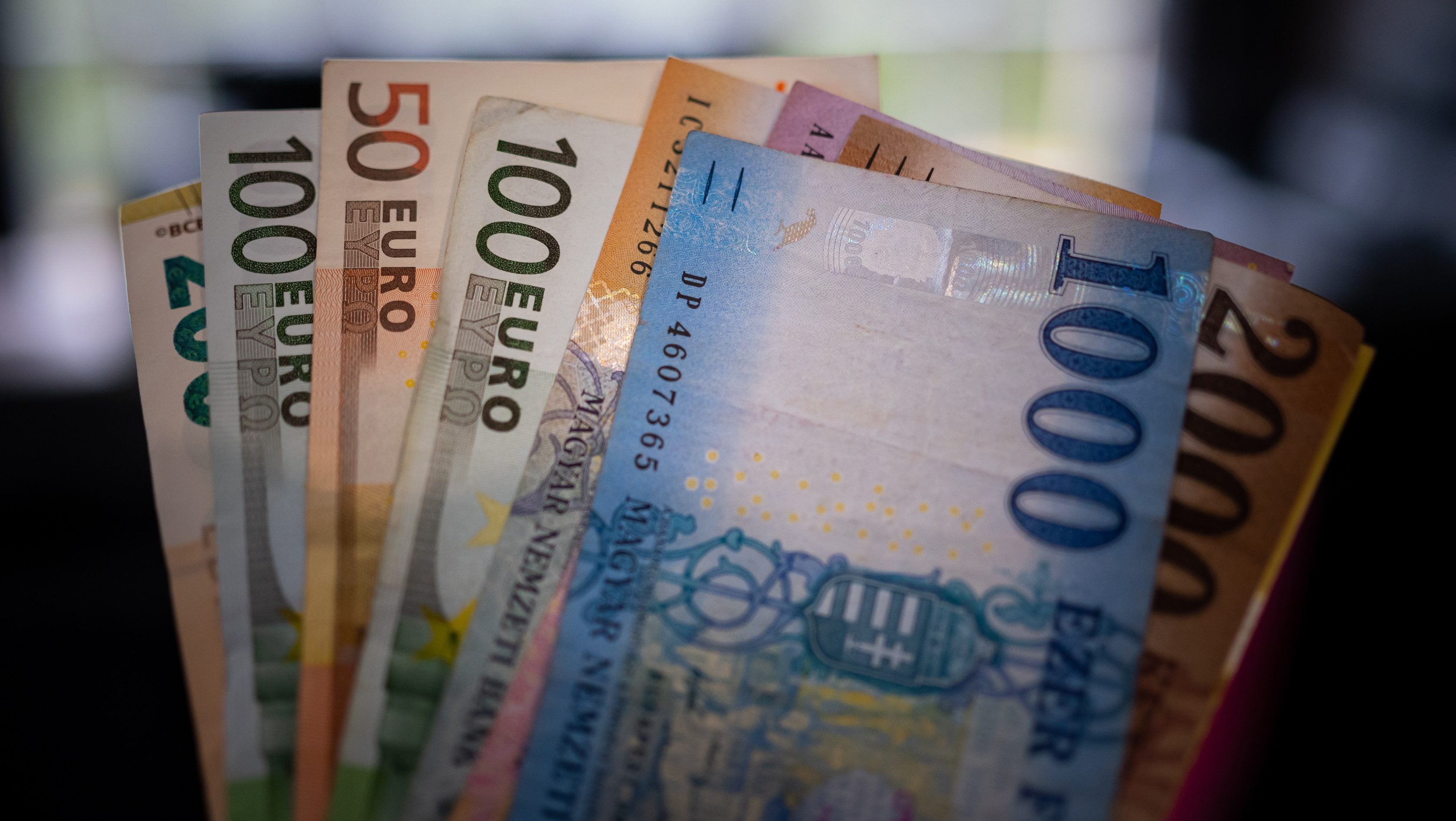 Az euróval szemben gyengült, a dollárral szemben erősödött a forint