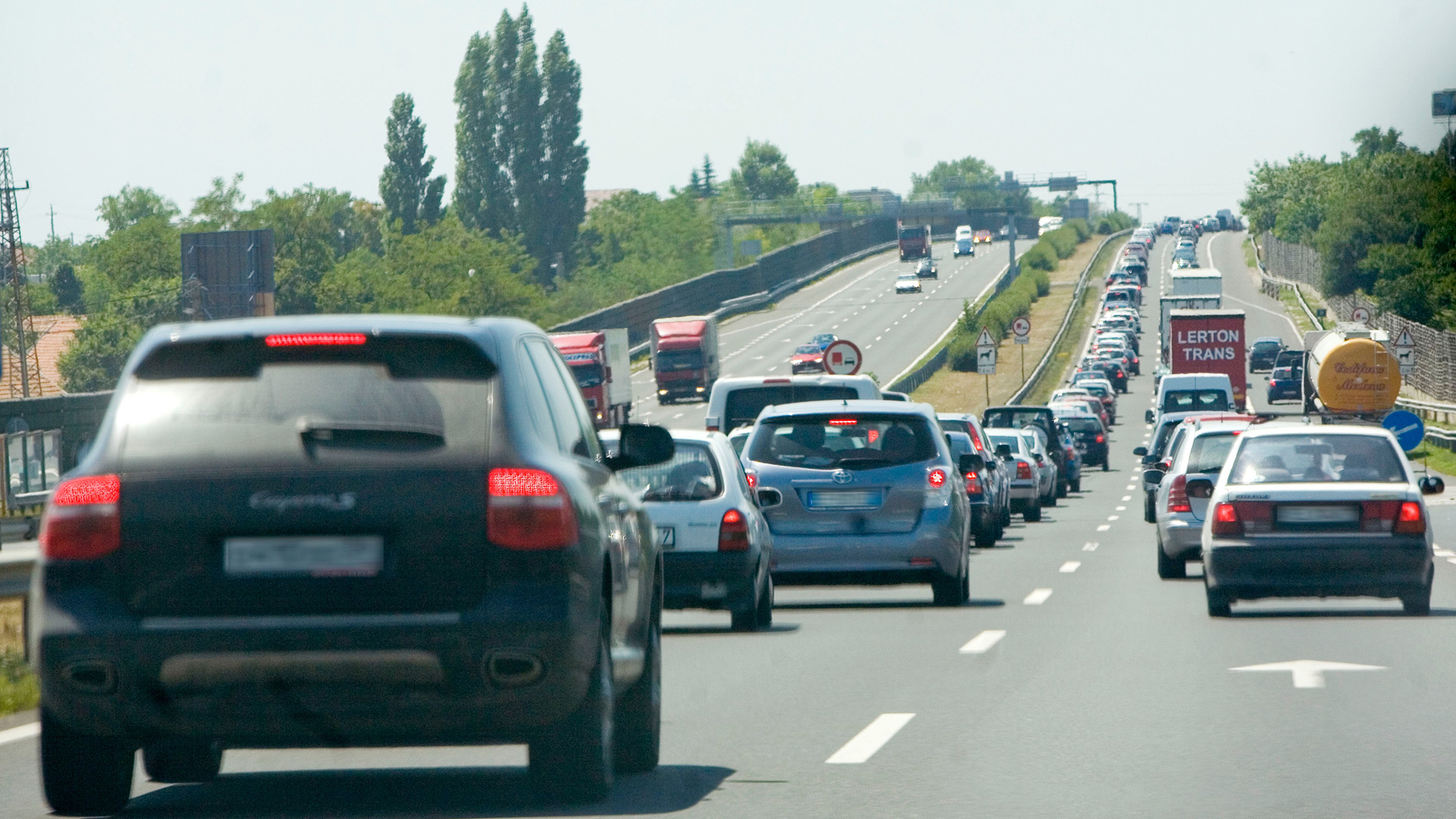 Hűtés nélkül szállítottak 600 kiló párizsit egy kisteherautóban az M7-esen