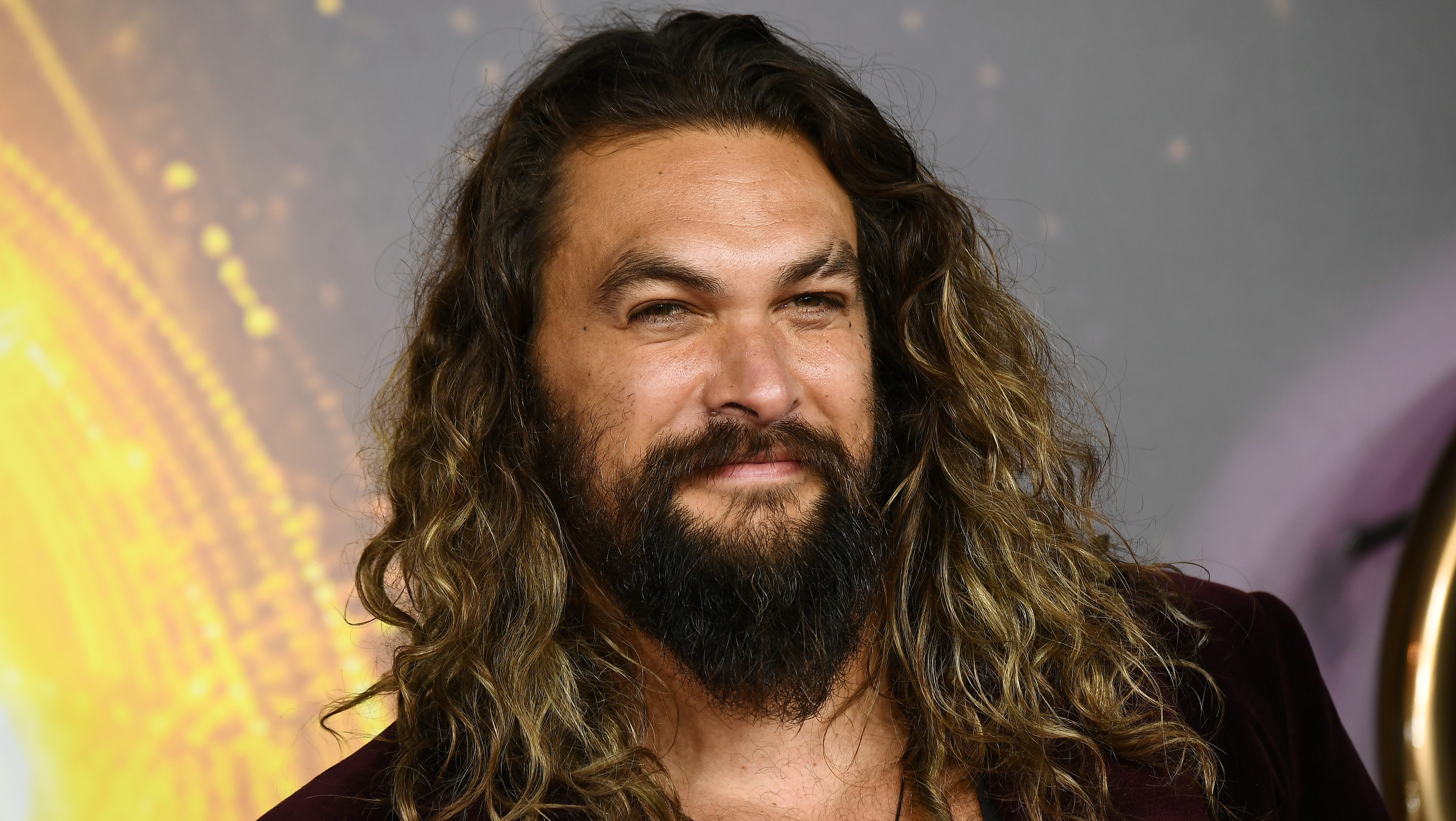 Jason Momoa légiutas-kísérő lett egy útra, vizet osztogatott a meglepődött utasoknak 