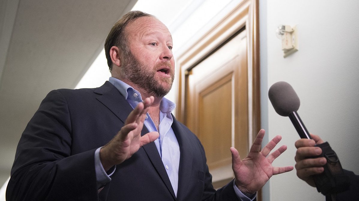 A konteógyáros Alex Jones négymillió dollár kártérítést fizet, miután egy iskolai mészárlásról azt terjesztette, hogy meg sem történt