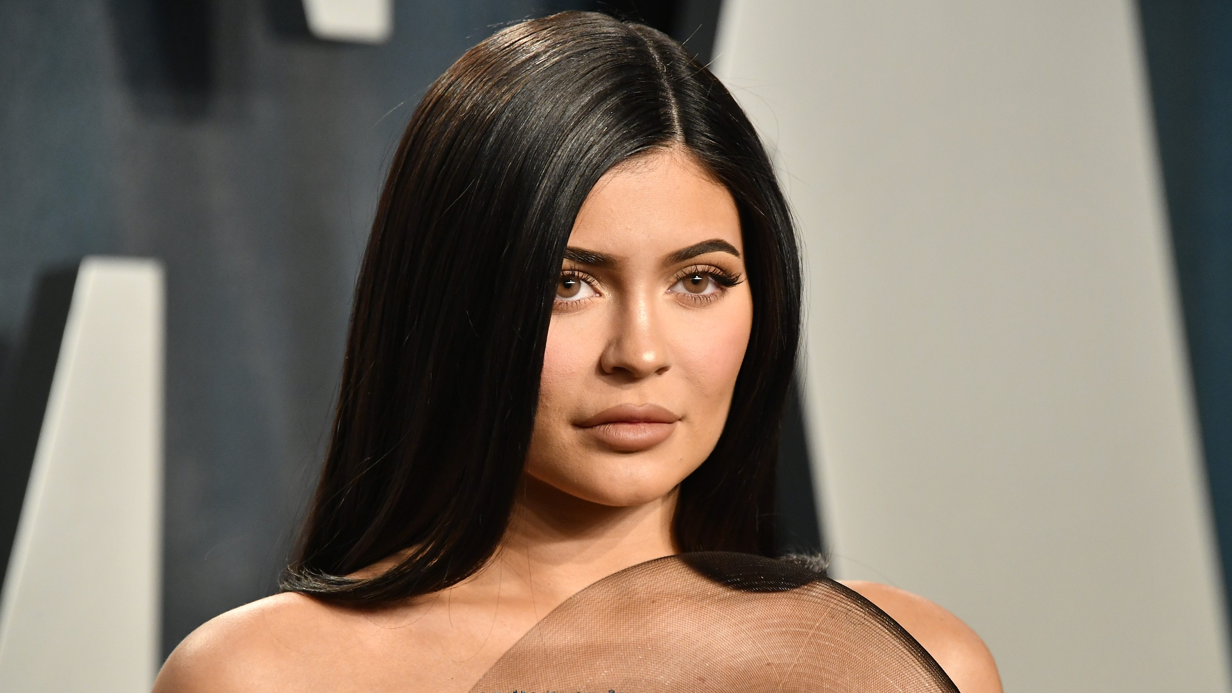 Kylie Jenner kesztyű nélkül, szétengedett hajjal ügyködött kozmetikai cégének laborjában