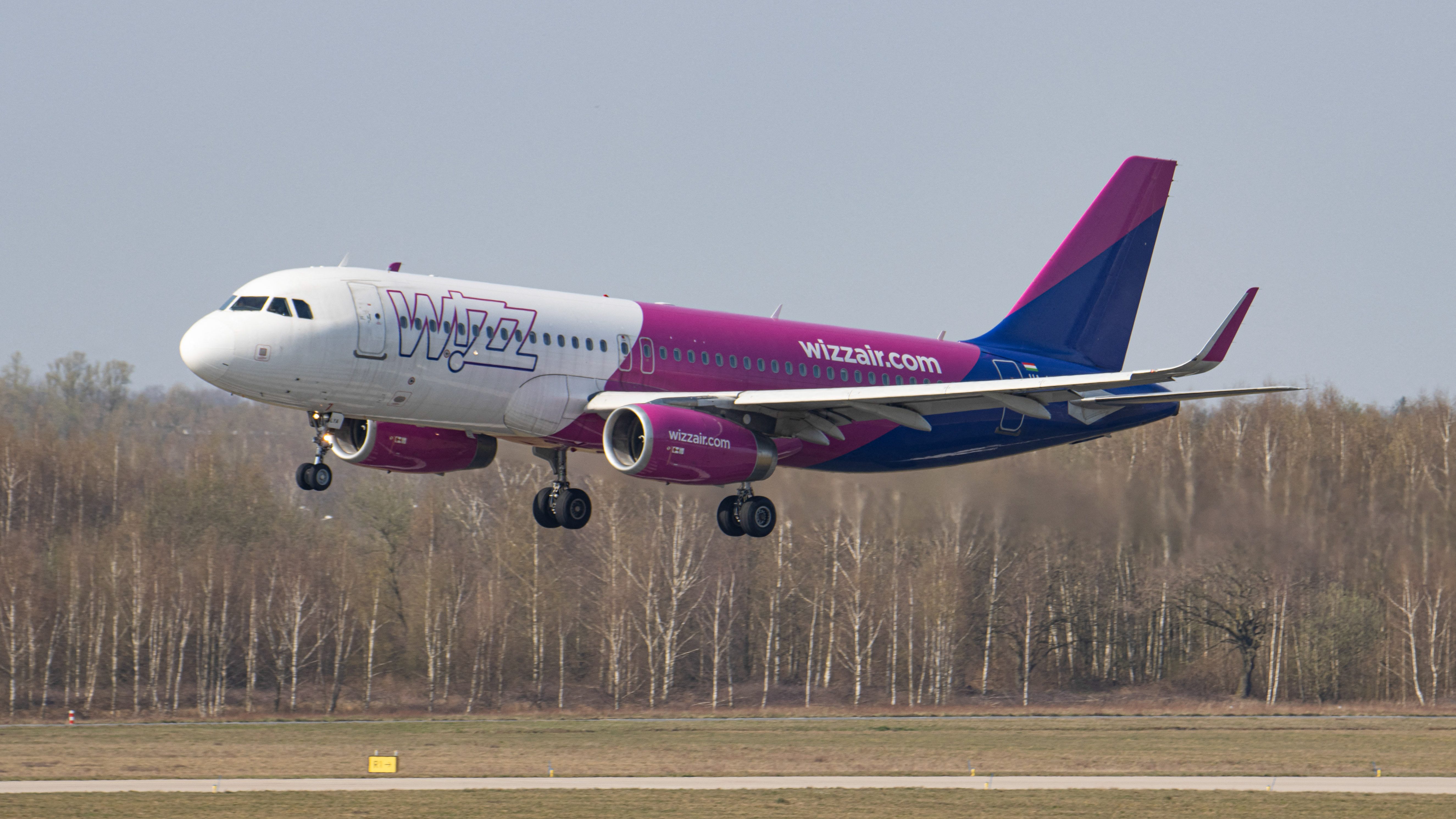 A turistáktól pár méterre landolt a WizzAir egyik gépe