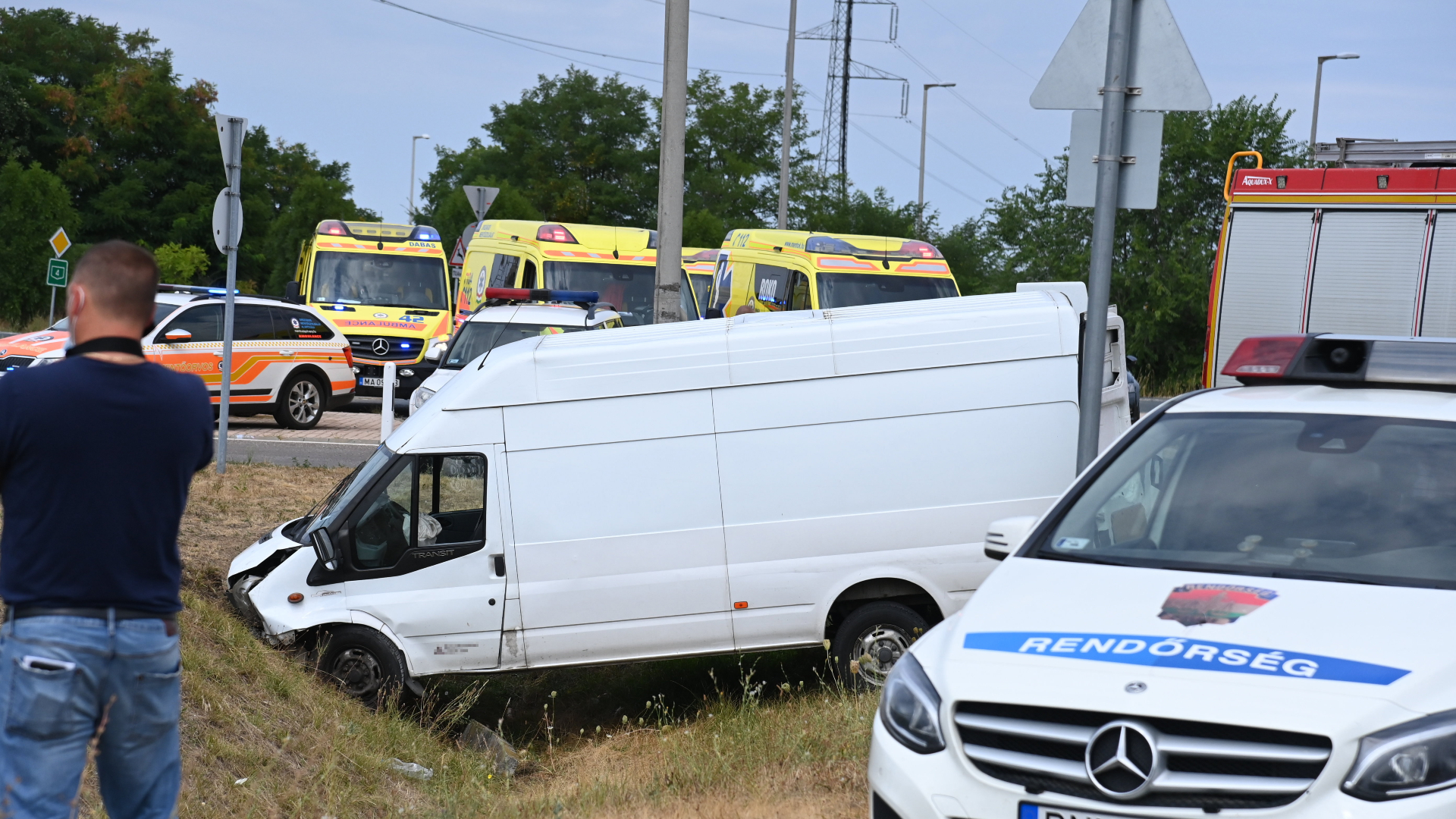 Négy mentőhelikopter, 21 sérült az üllői balesetnél