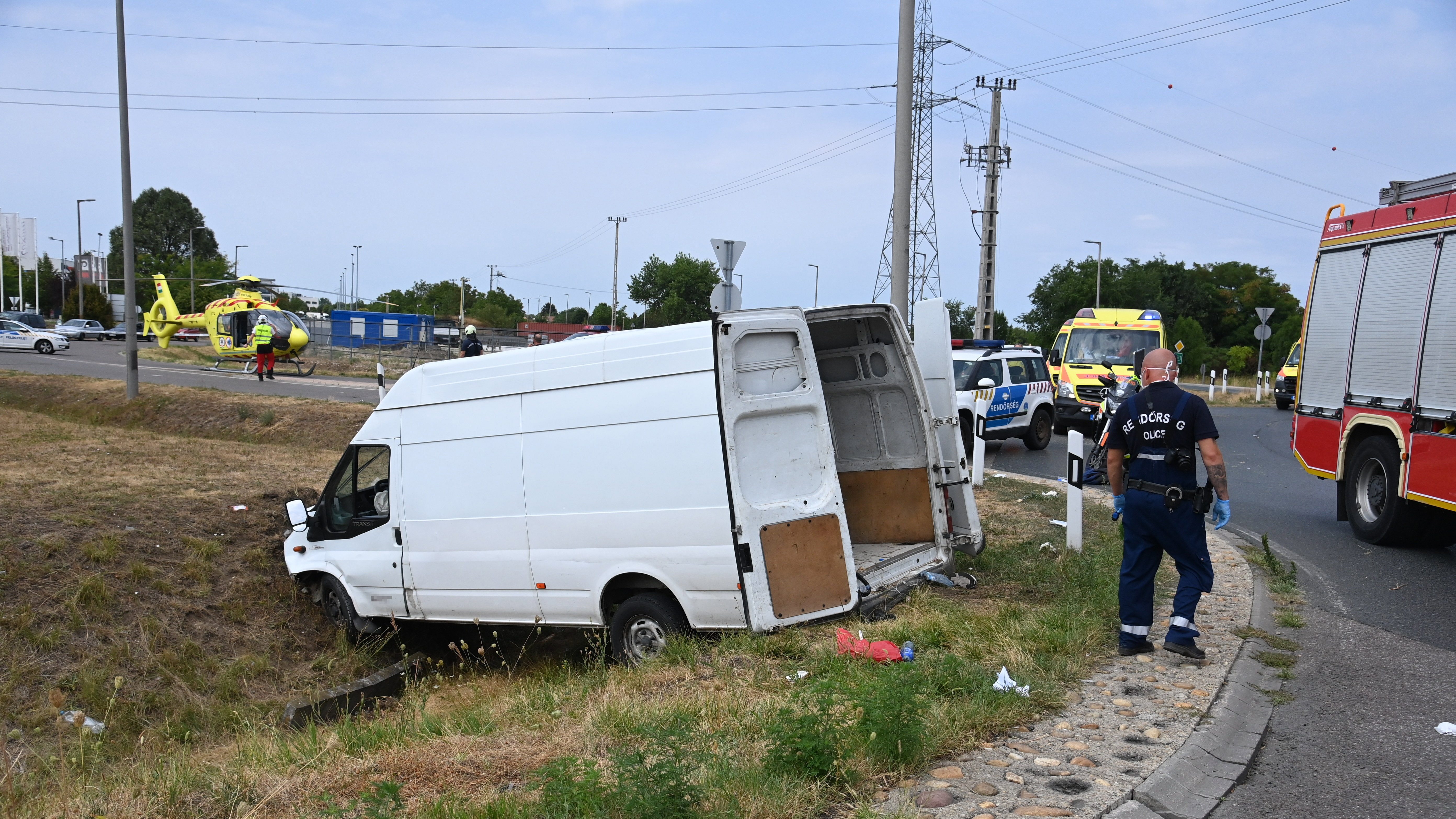 Rendőrök elől menekülő embercsempész balesetezett a 4-es főúton