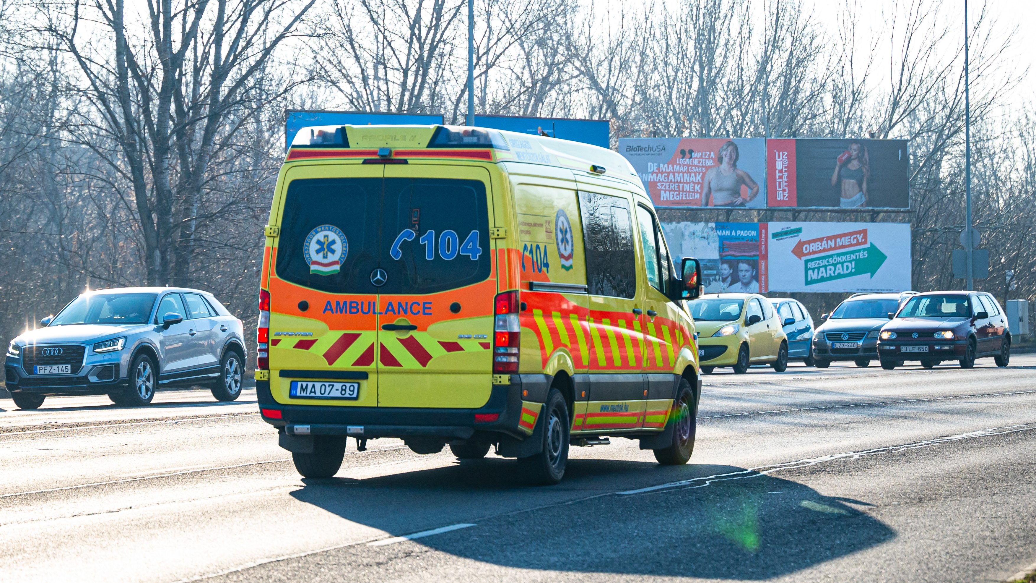 Összeesett a benzinkúton, felesége és lányai mentették meg az életét