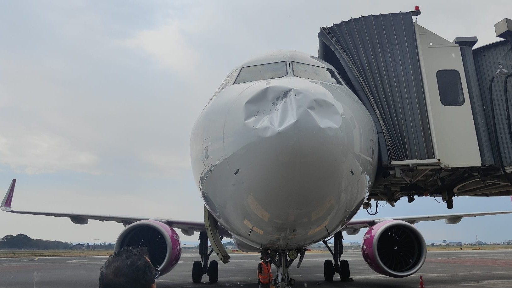 Behorpadt egy Wizz Air-gép orra a jégesőben