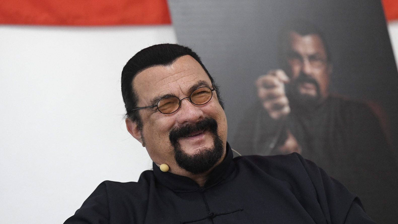 Steven Seagal a Donbaszban forgat dokumentumfilmet