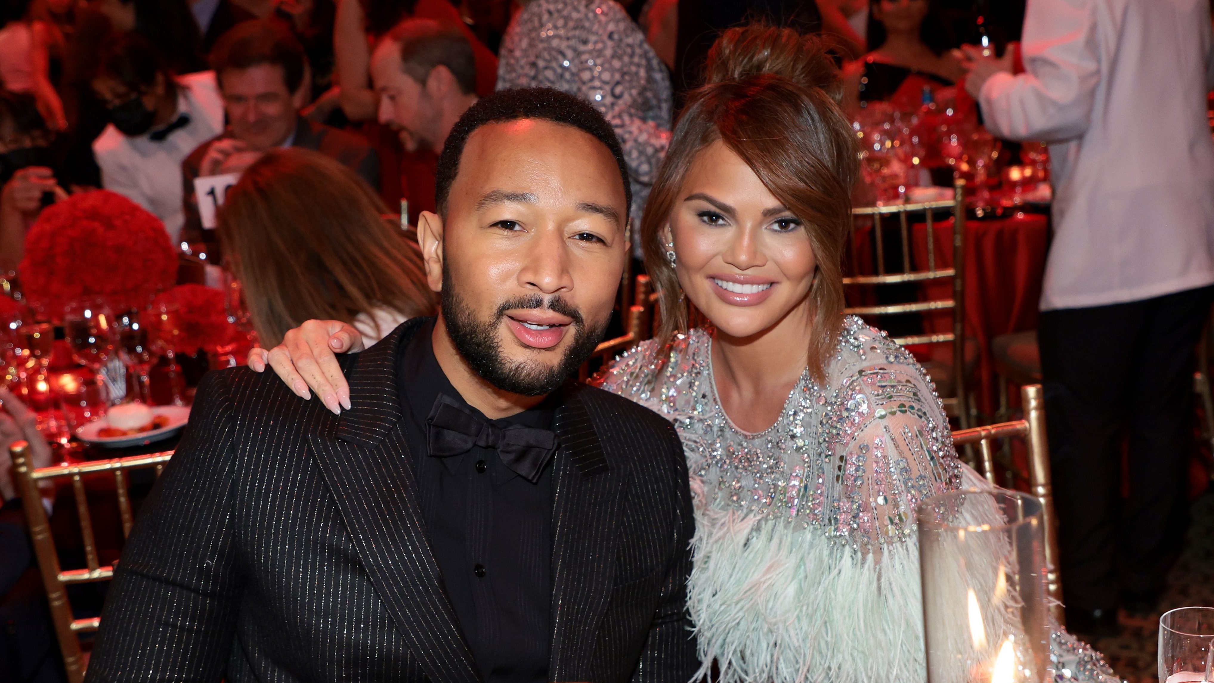 Chrissy Teigen a terheshasával vonta magára a figyelmet John Legend interjúja alatt