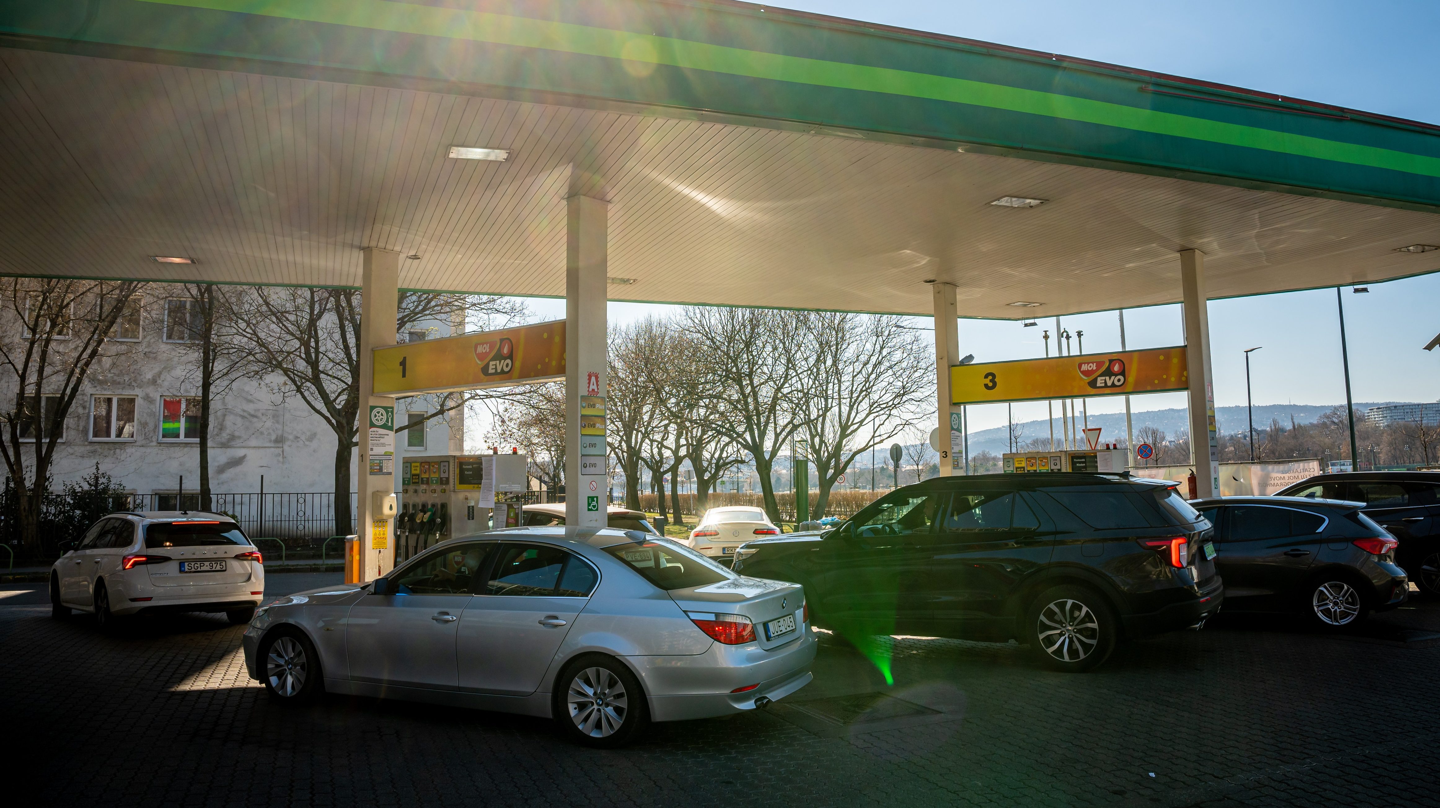 Péntektől csökken a 95-ös benzin ára
