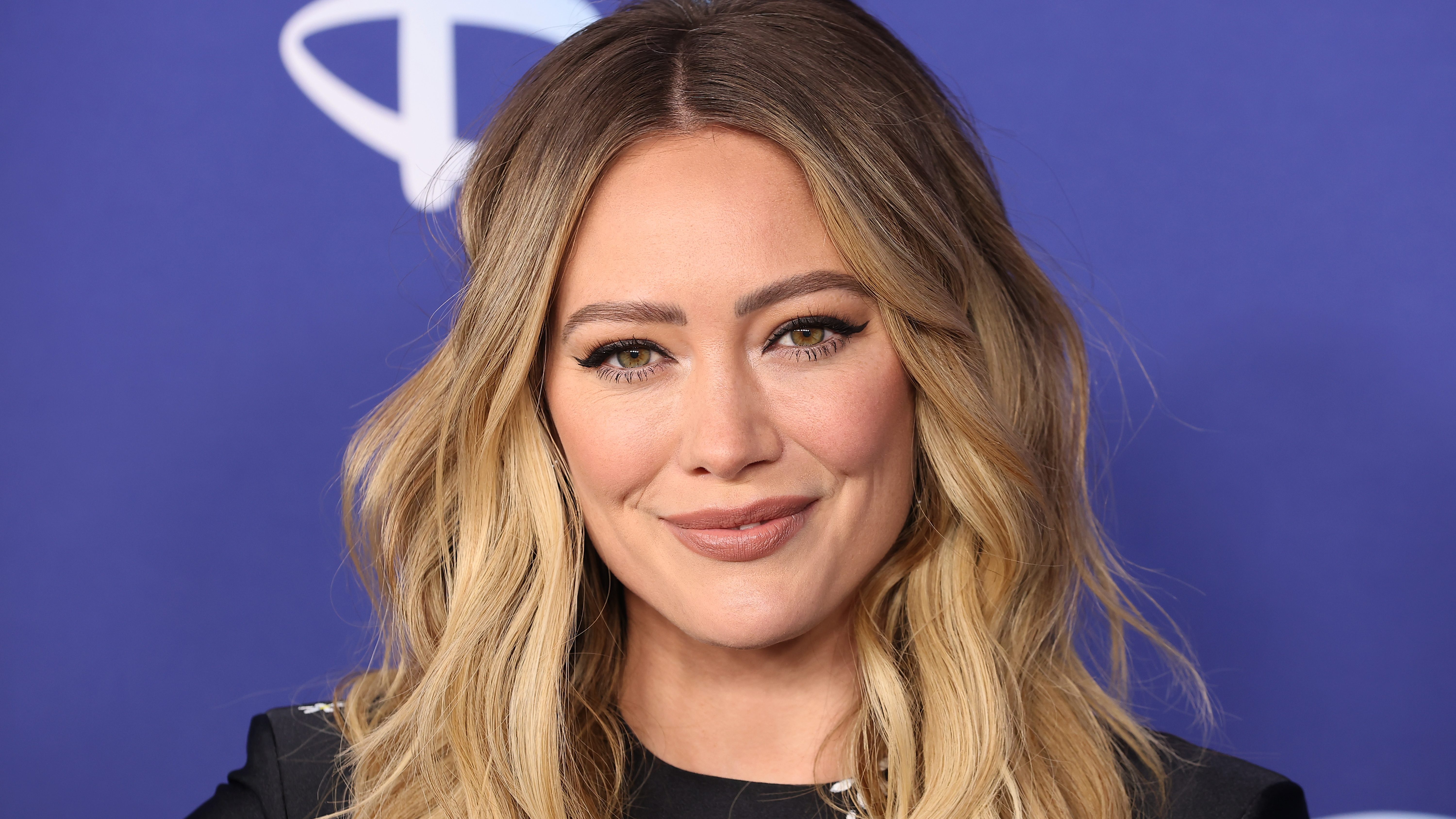 Hilary Duff a dolgozó szülőket méltatta, miután a munka miatt nem tudott beteg kislánya mellett lenni