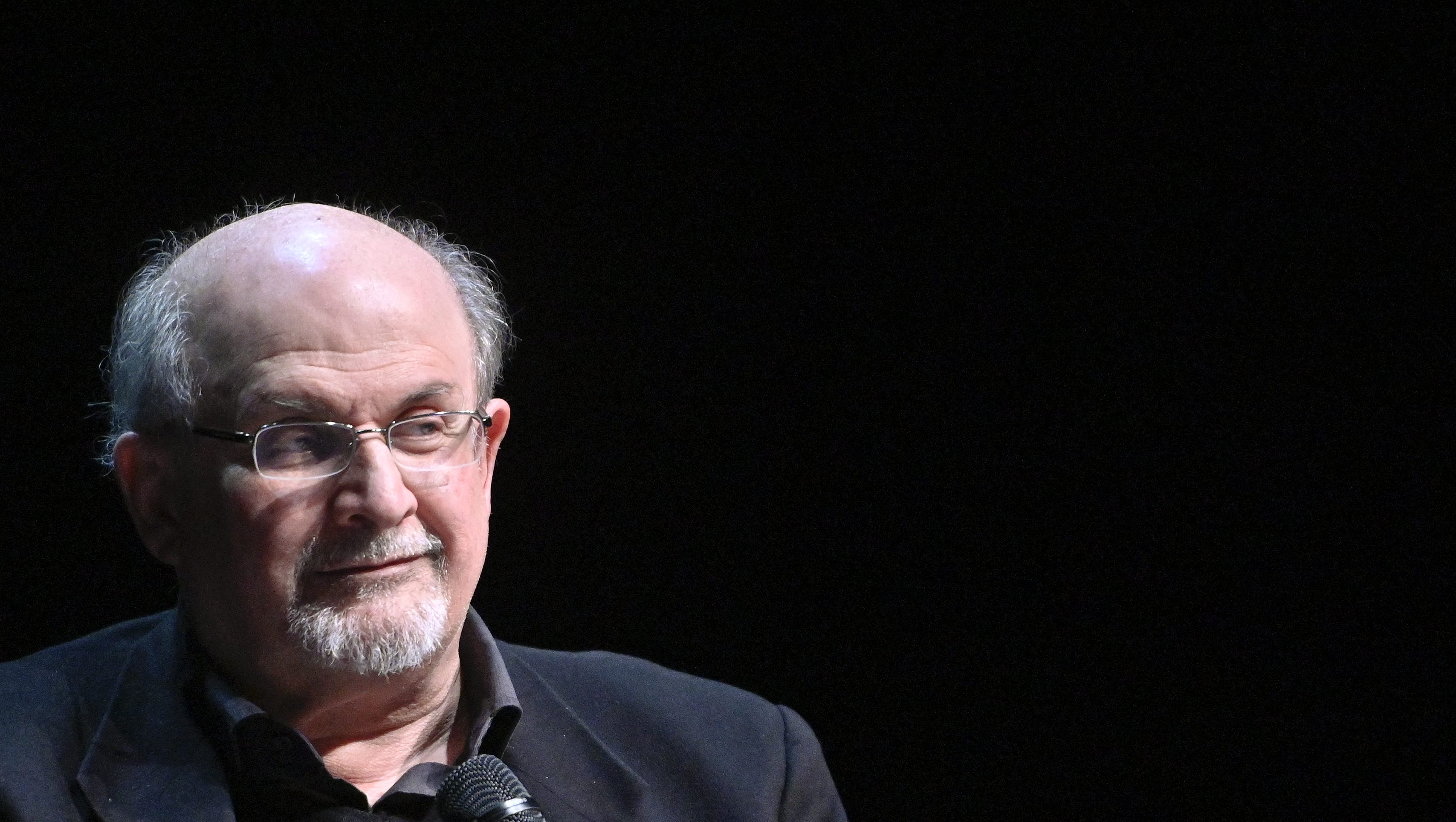 Megkéselték Salman Rushdie-t egy amerikai előadásán