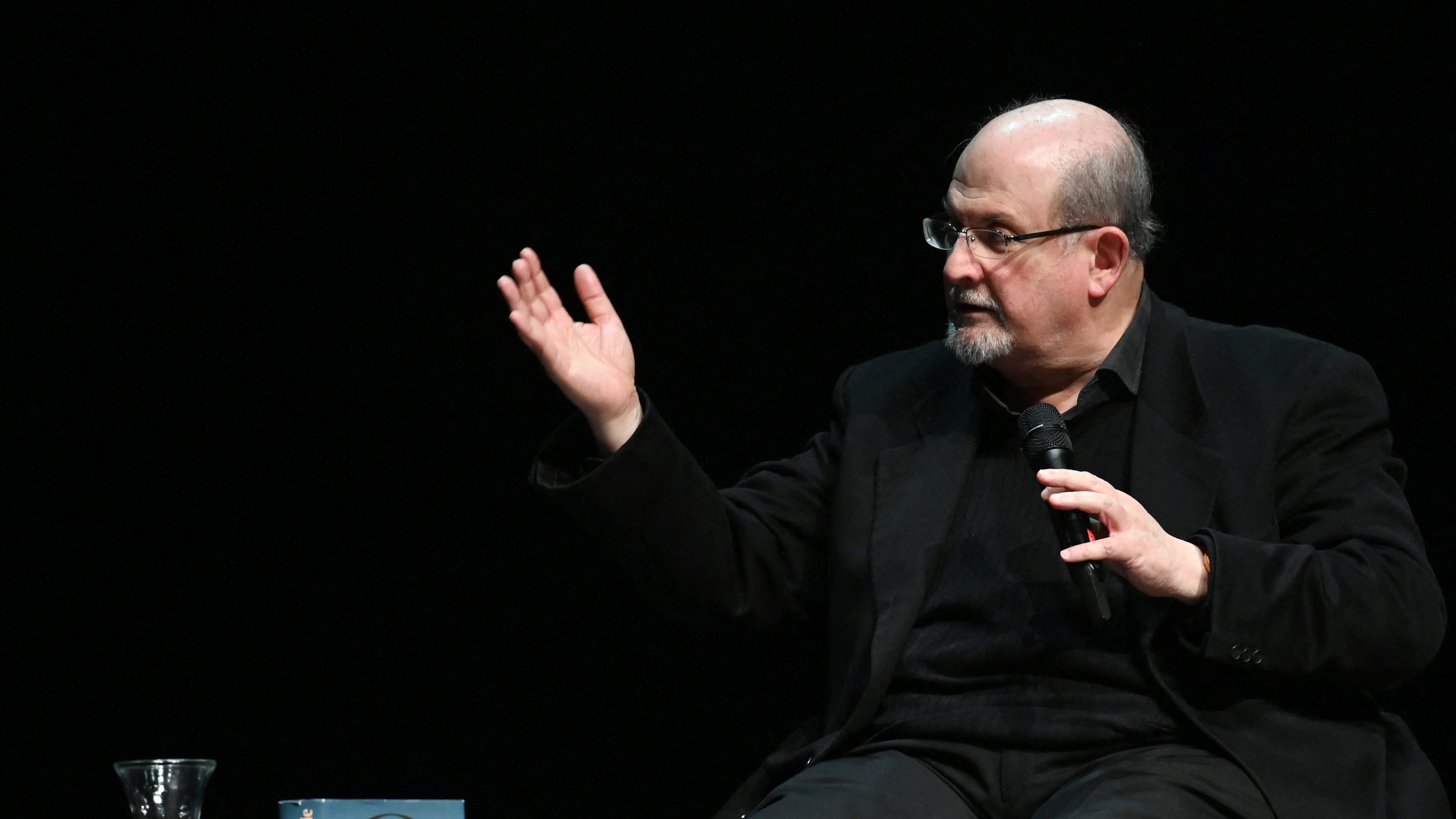 Az iráni kormány szerint Rushdie magának és a támogatóinak köszönheti, ami vele történt