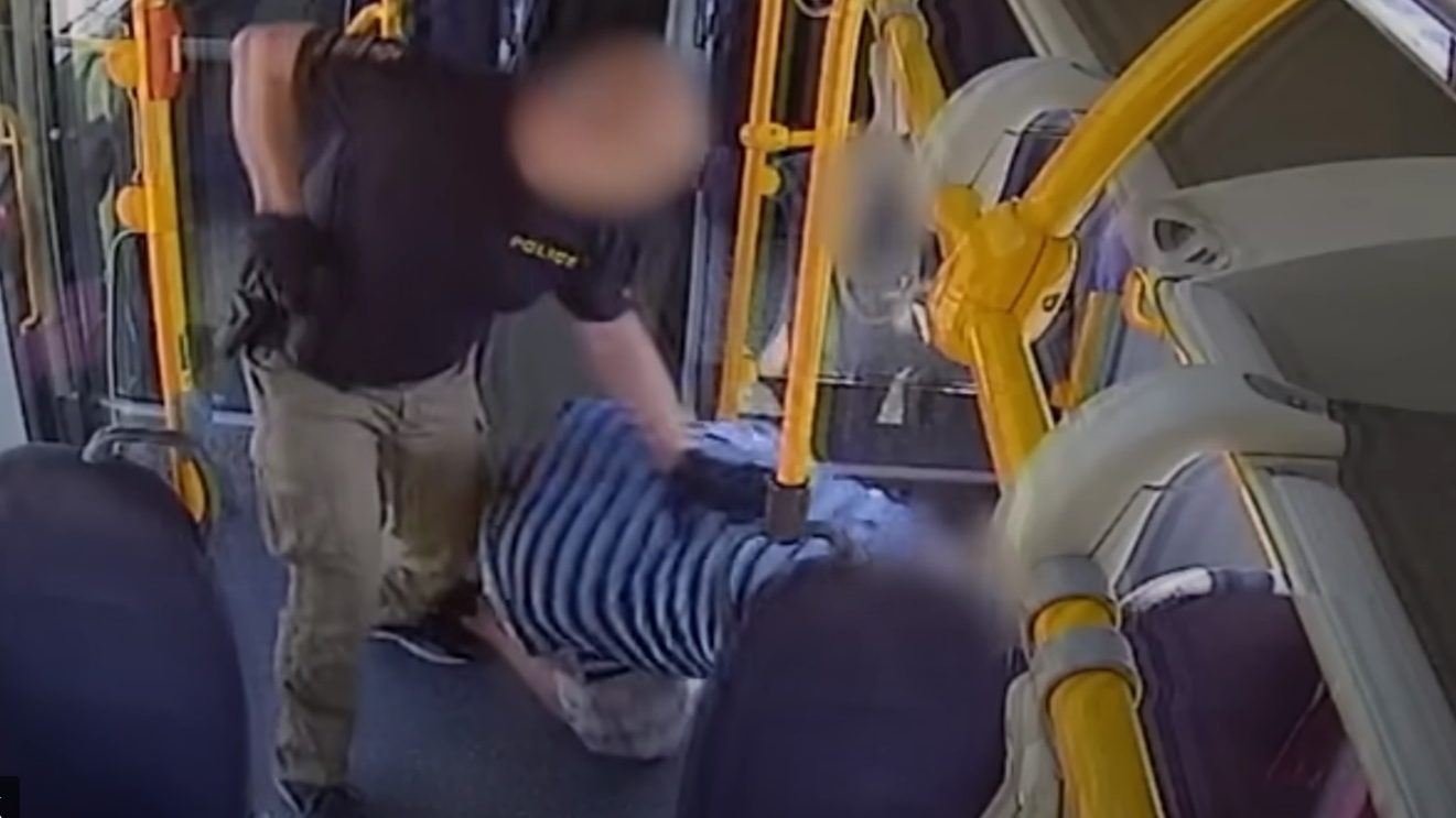 Filmbe illő módon csaptak le egy körözött bűnözőre az érdi buszon – videón az akció