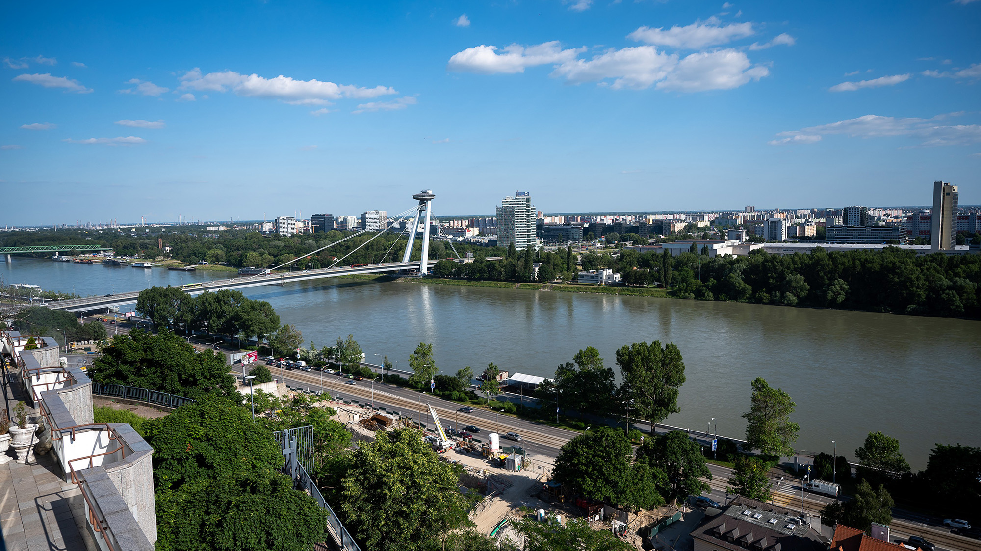 Megfeneklett egy dunai hajó Pozsony közelében