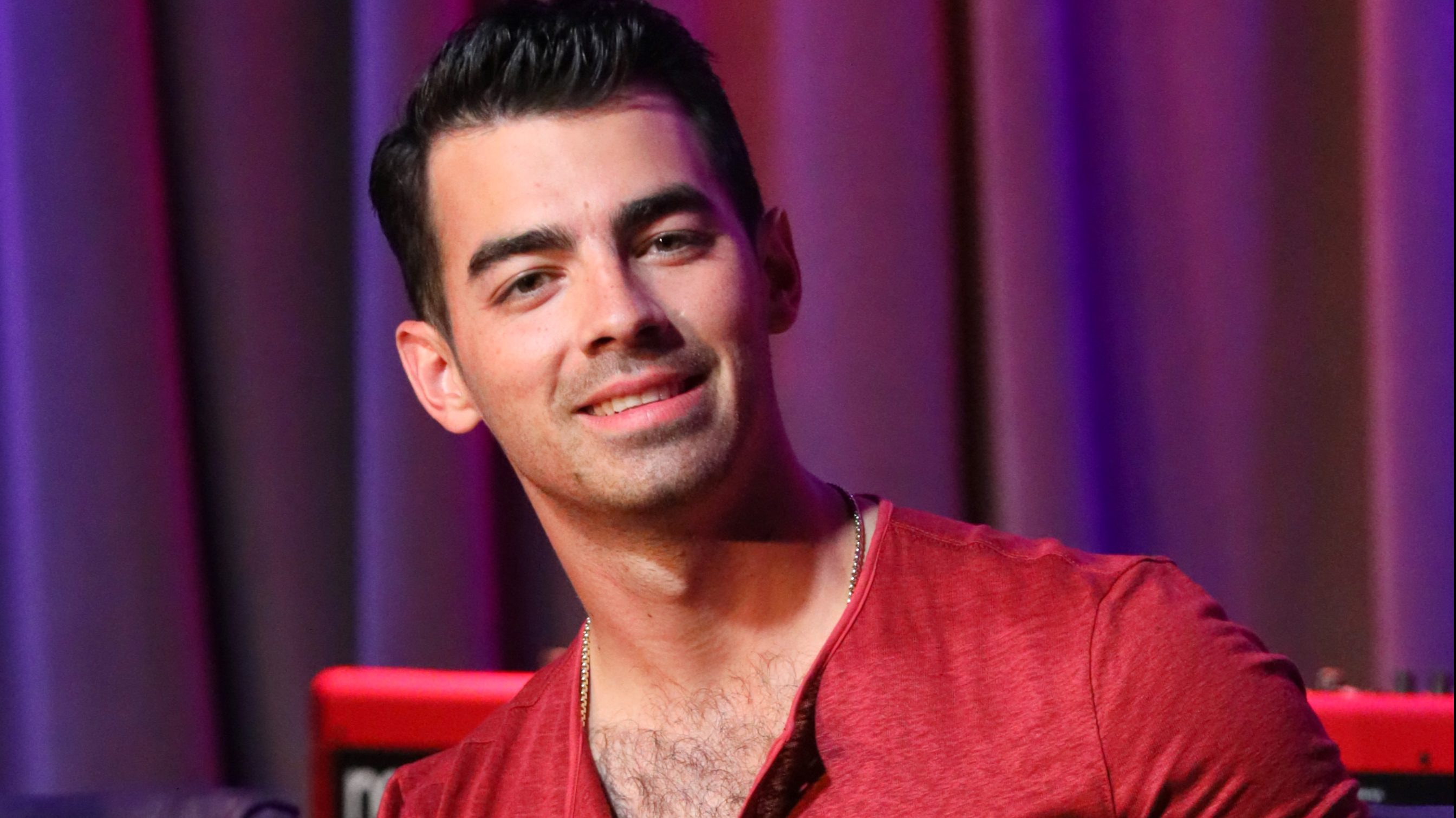 Joe Jonas szerint a férfiaknak sem kell ódzkodnia az injektálható kozmetikai kezelésektől