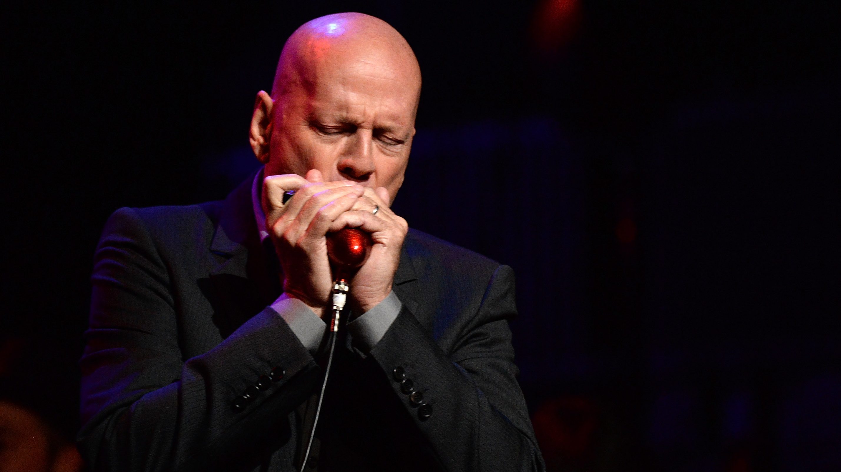 Bruce Willis szájharmonikán játszik egy friss videóban, odáig van érte az Instagram népe