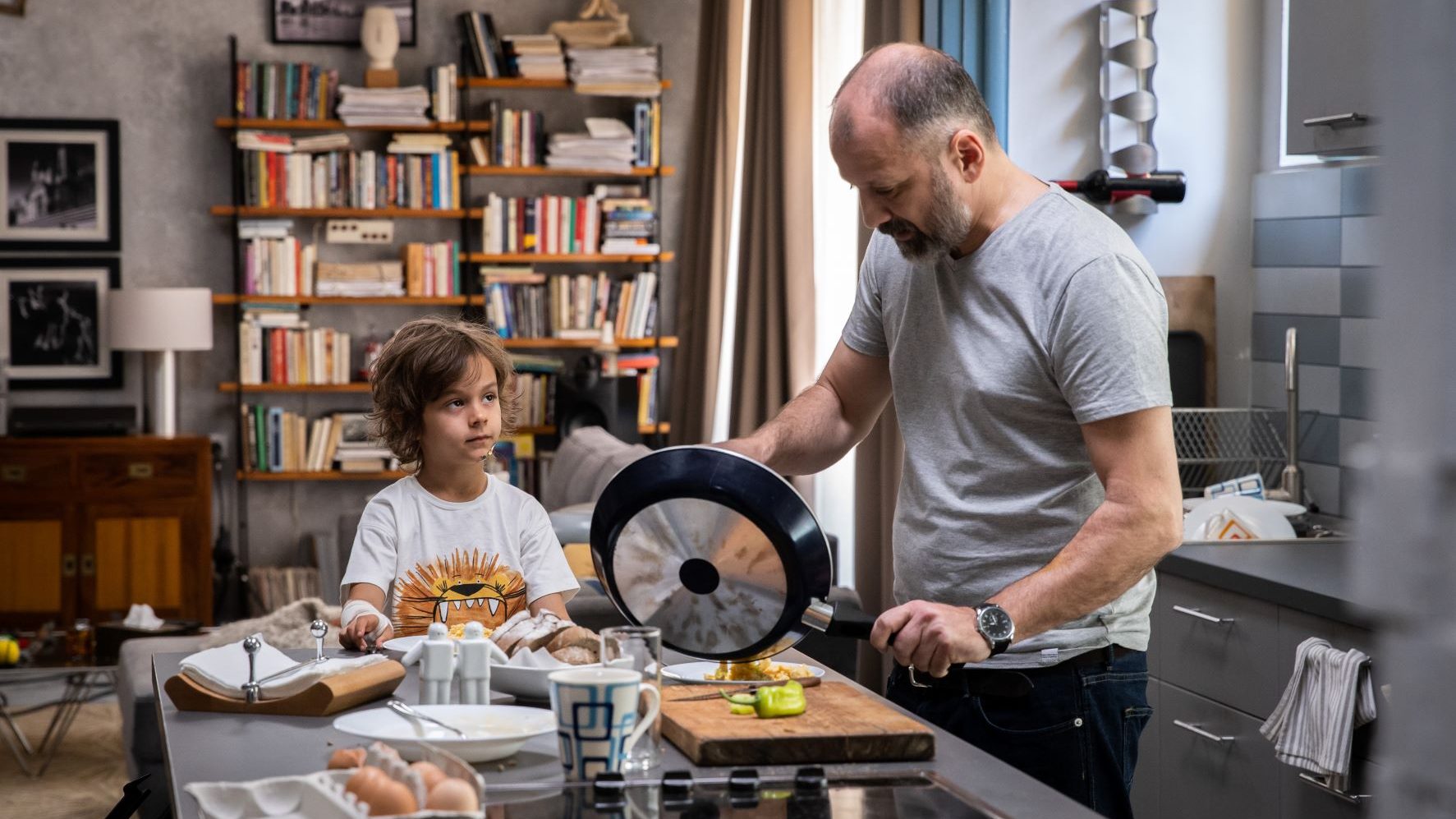 A kisgyerekkel töltött home office nehézségeire is rámutat az új magyar közönségfilmnek a 24.hu-n látható jelenete