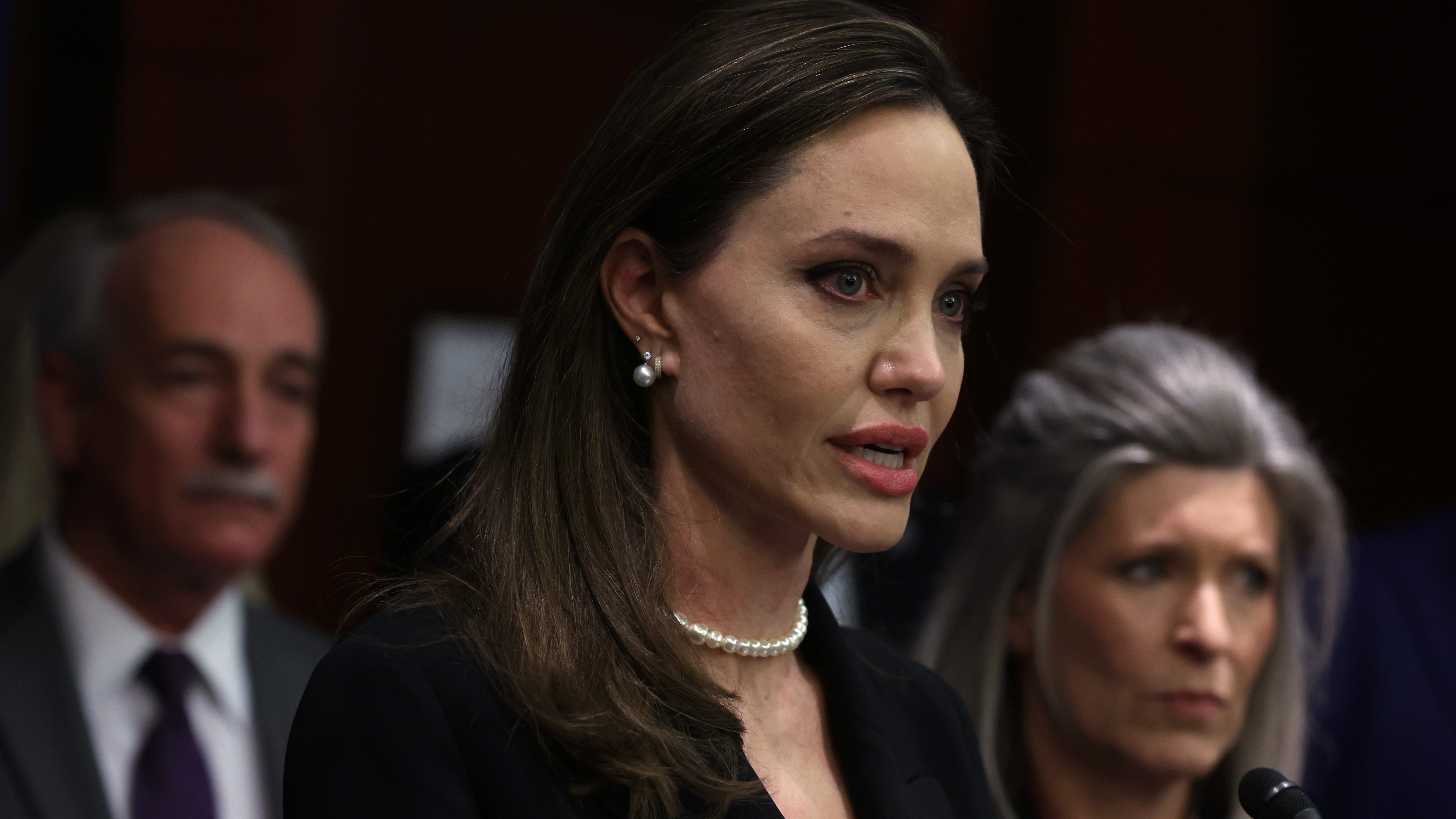Újabb részletek és fotók is előkerültek a 2016-os incidensről, mely során Brad Pitt egy magángépen bántalmazhatta Angelina Jolie-t