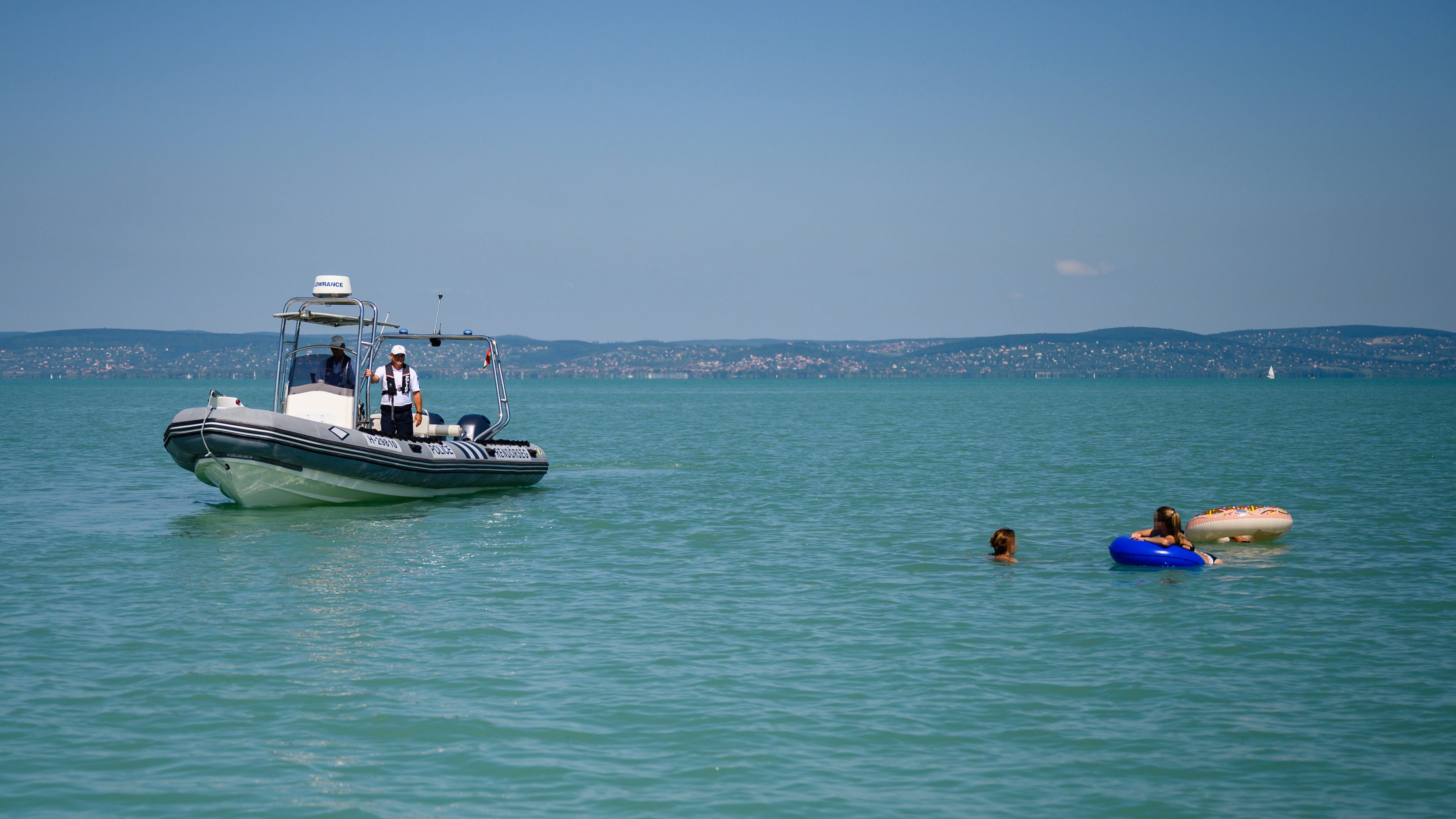 Tizenhat embert mentettek ki a Balatonból pénteken