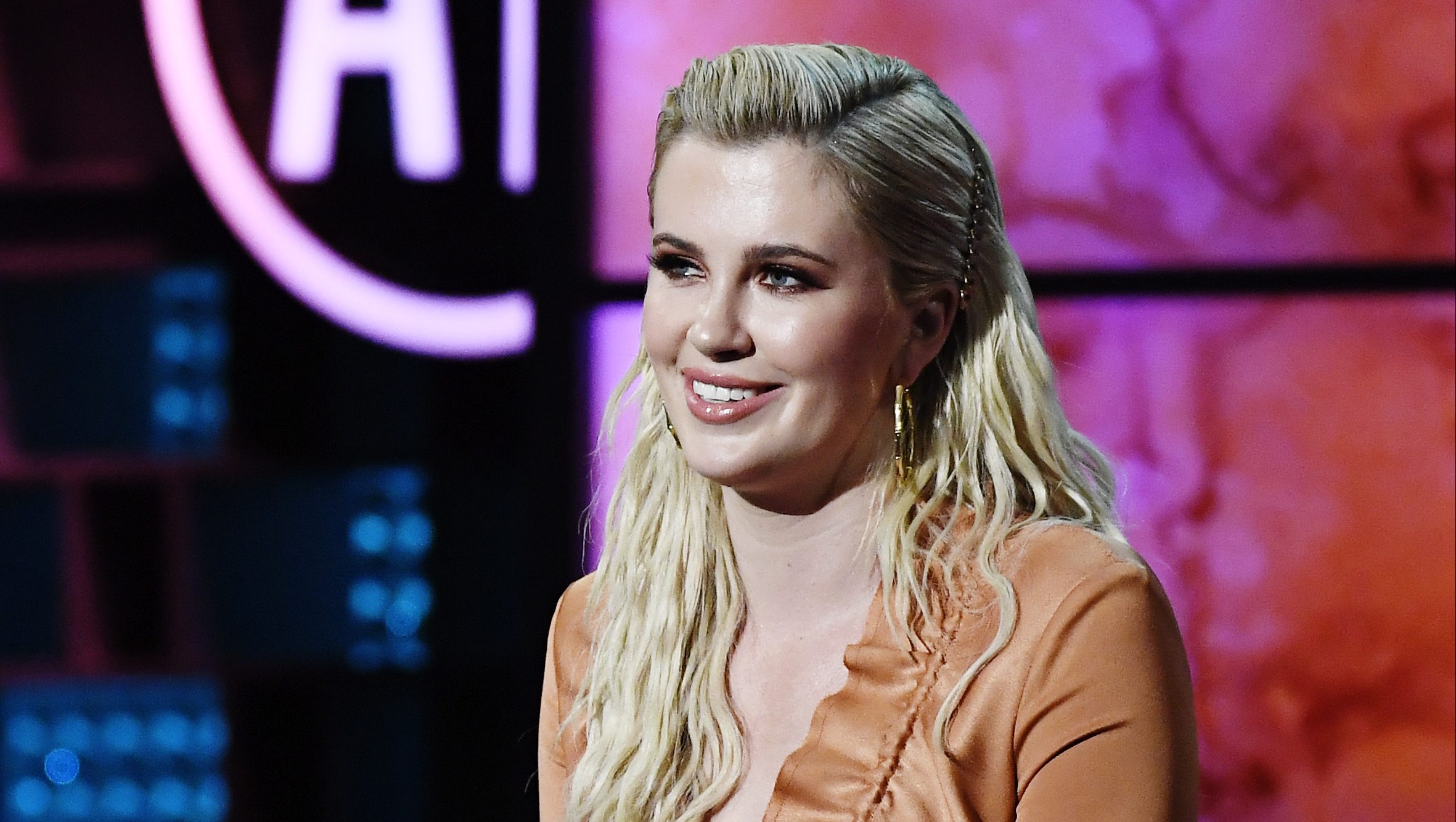 Nullás géppel vágták le Ireland Baldwin haját