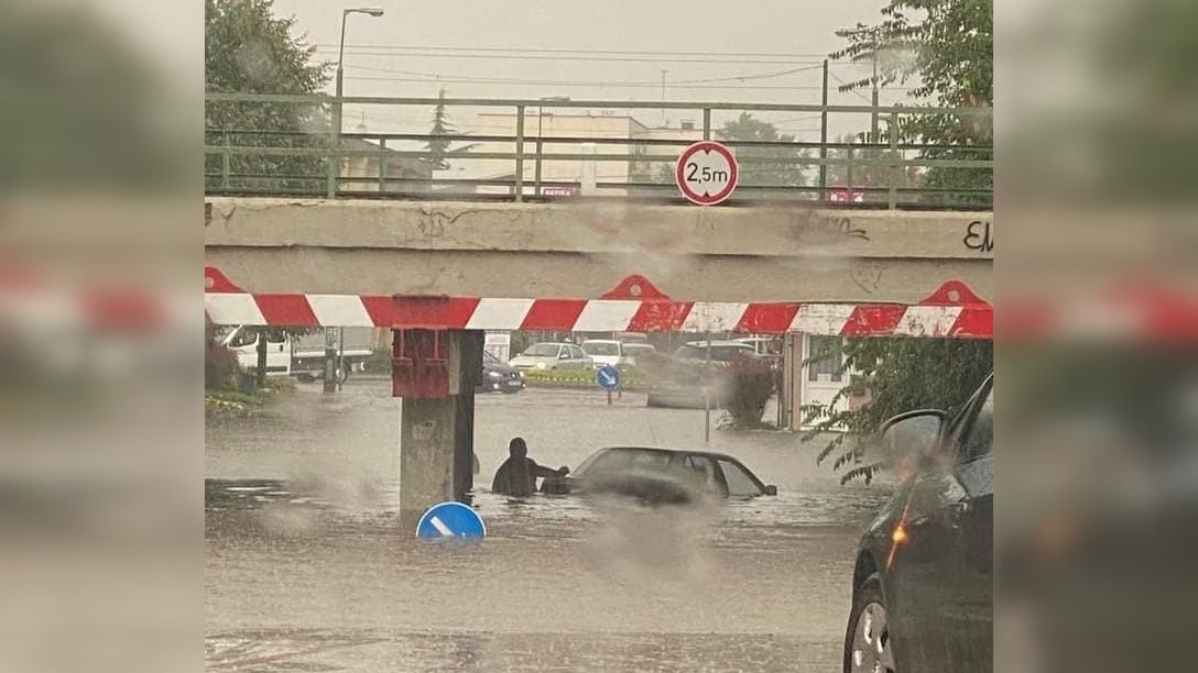 Annyi eső esett, hogy Szigetszentmiklóson egy autó az elárasztott aluljáróban rekedt