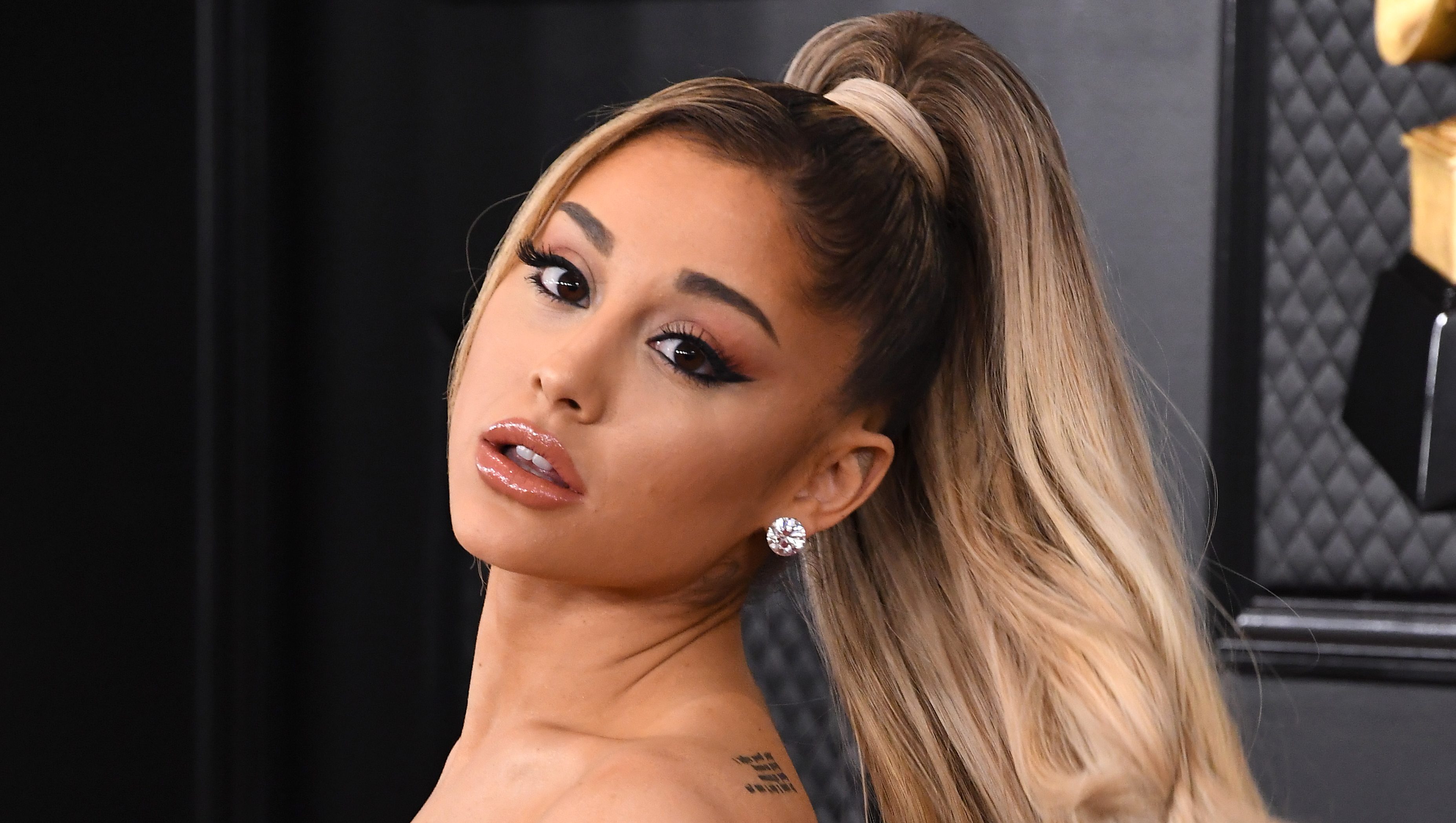 Ariana Grande megmutatta magát smink nélkül és természetes göndör hajával