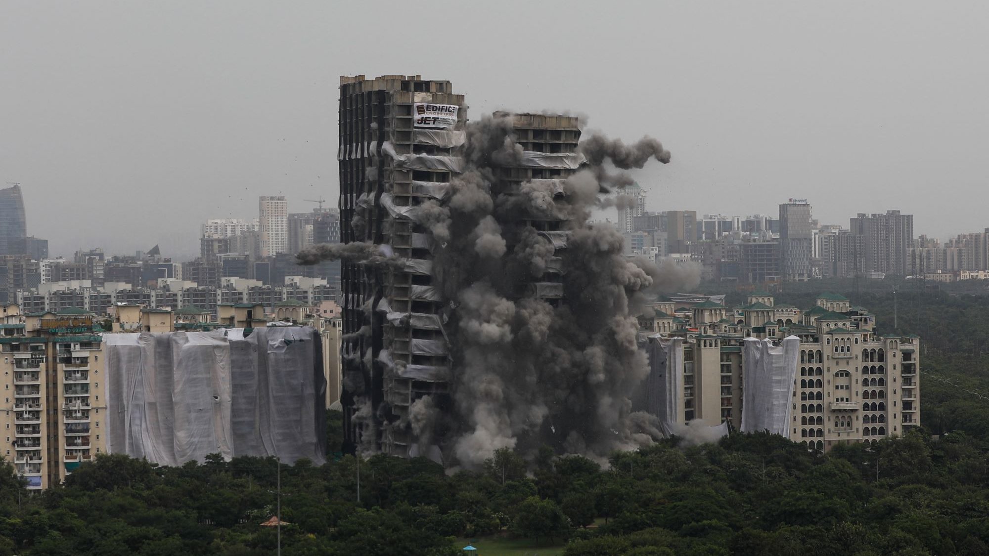 Két, illegálisan épült felhőkarcolót robbantottak fel Újdelhi közelében