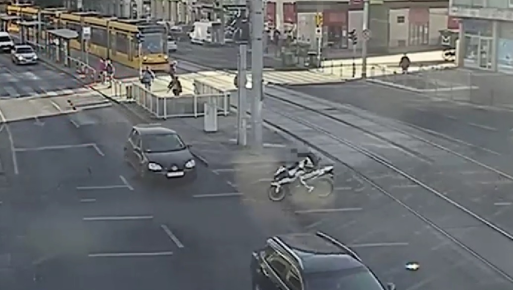 Videón, ahogy elgázolja a motorost egy piroson áthajtó sofőr az Üllői úton