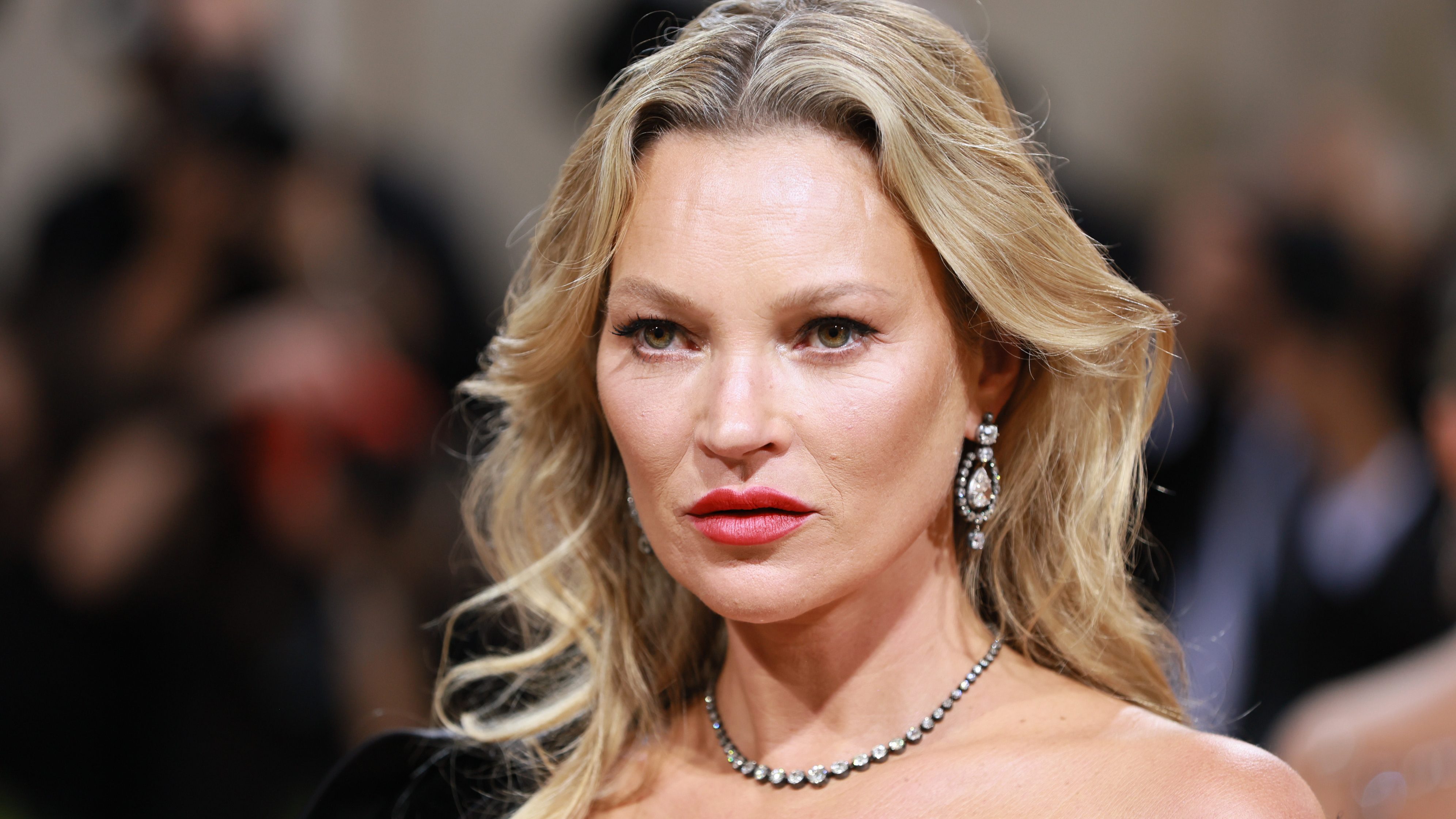 Kate Moss egy meztelen videóval jelentette be, hogy wellness márkát indít