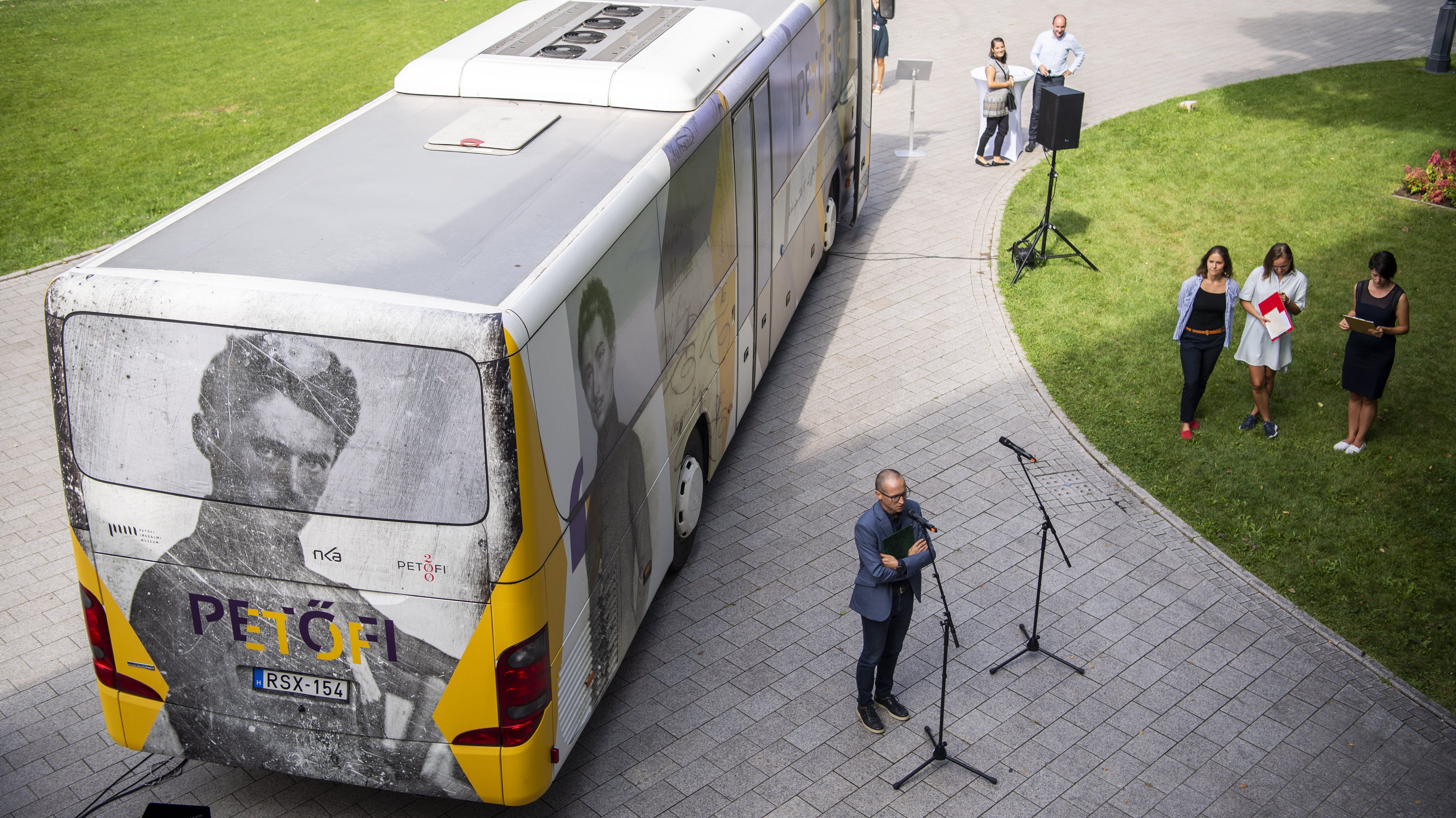 Buszra zsúfoltak egy Petőfi-kiállítást, körbeviszik az országban