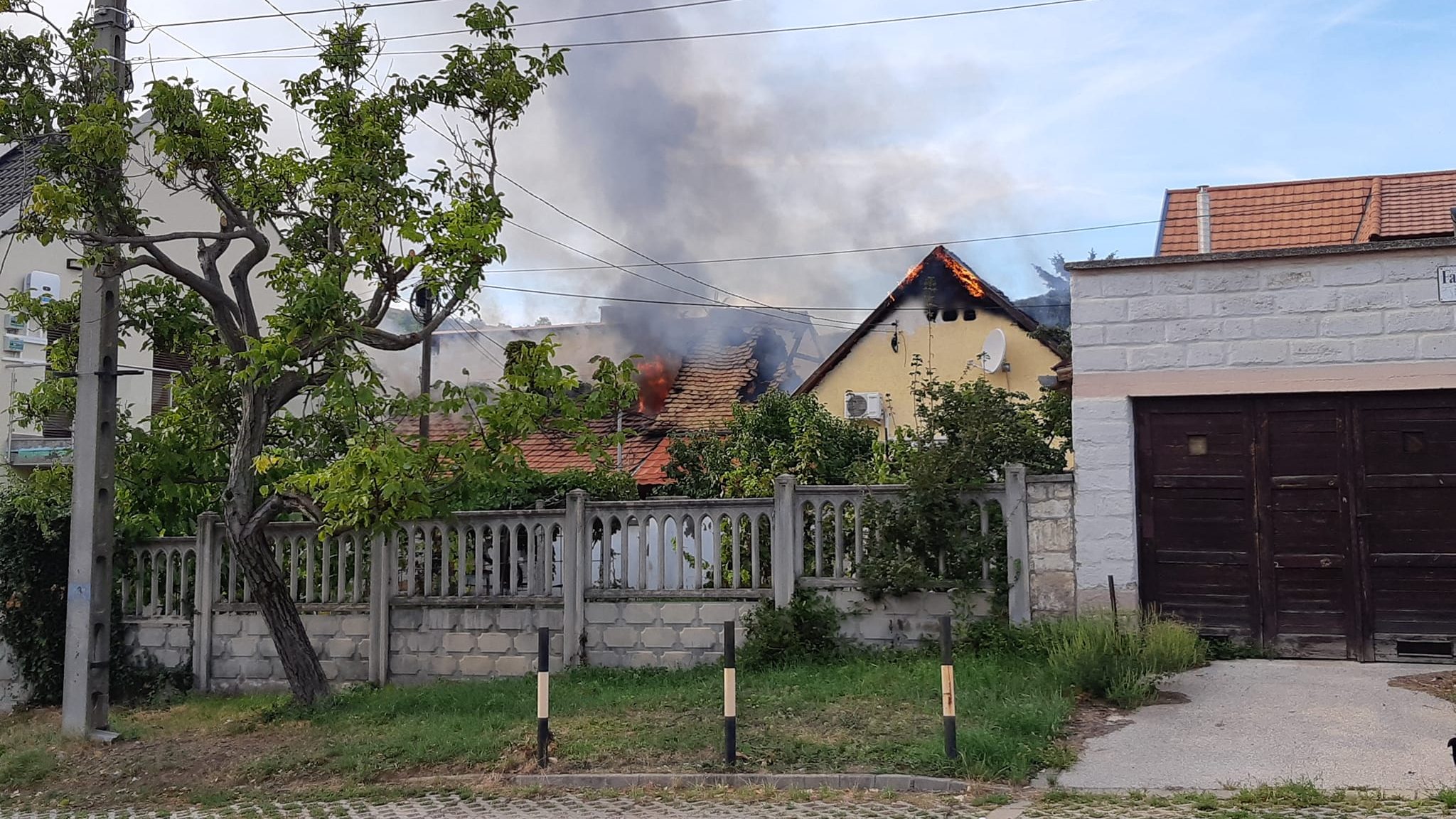 Több egybeépült ház teteje is kigyulladt Budaörsön