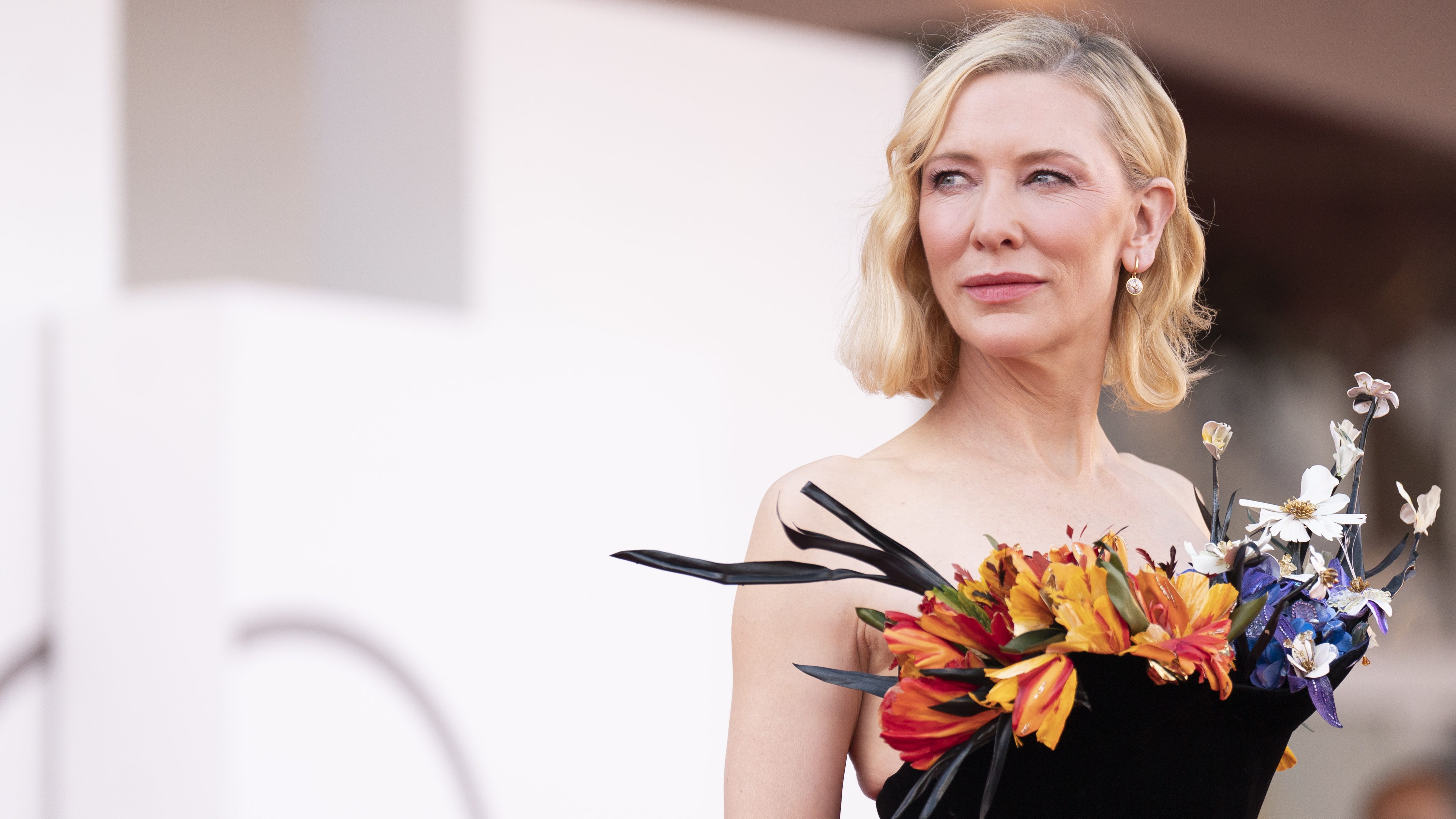 Cate Blanchett dekoltázsából virágok nőttek ki a velencei filmfesztivál vörös szőnyegén