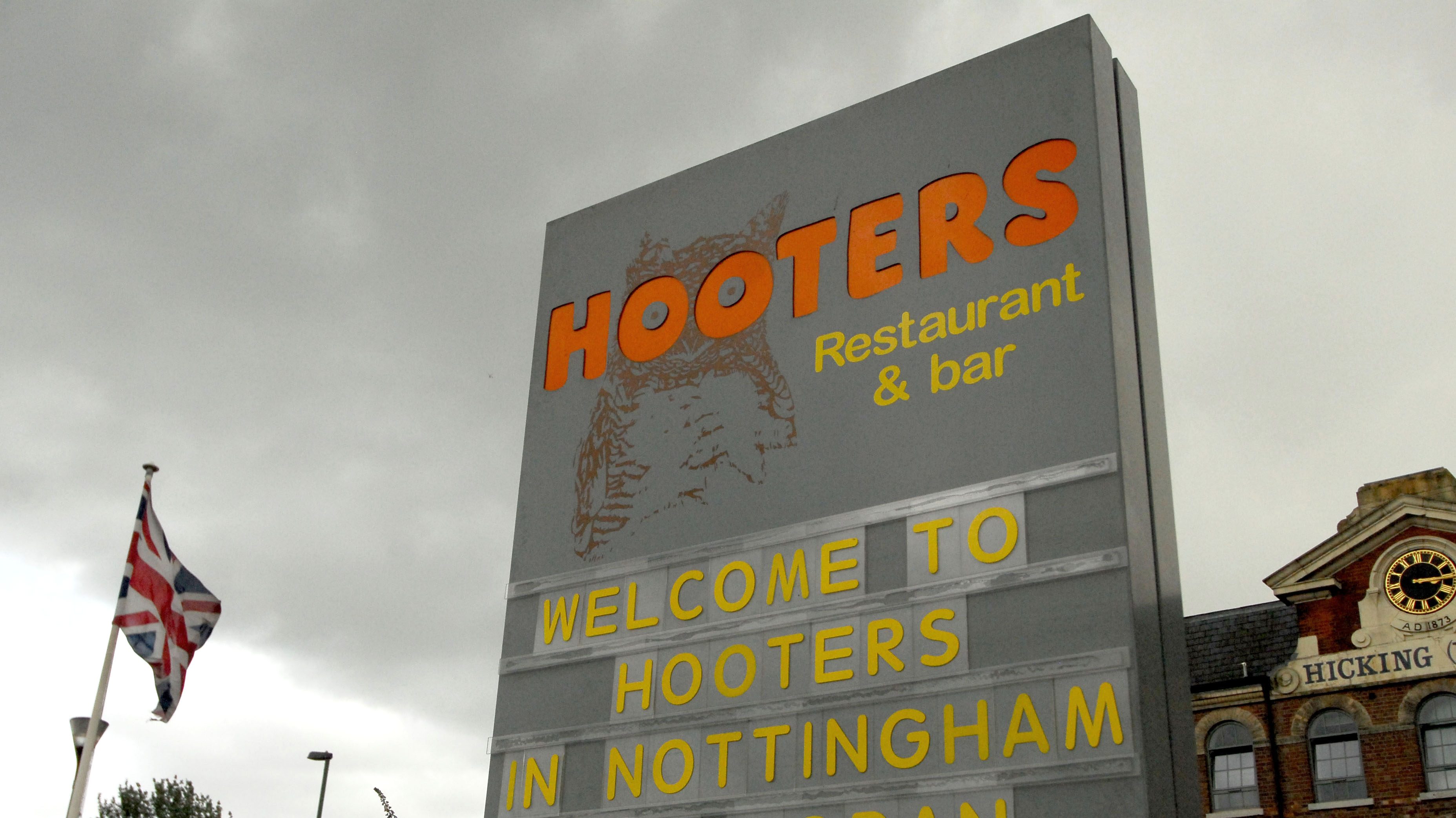 Áll a bál Nottinghamben, mivel a Hooters egy helyi gyerekfocicsapat mezszponzora lett