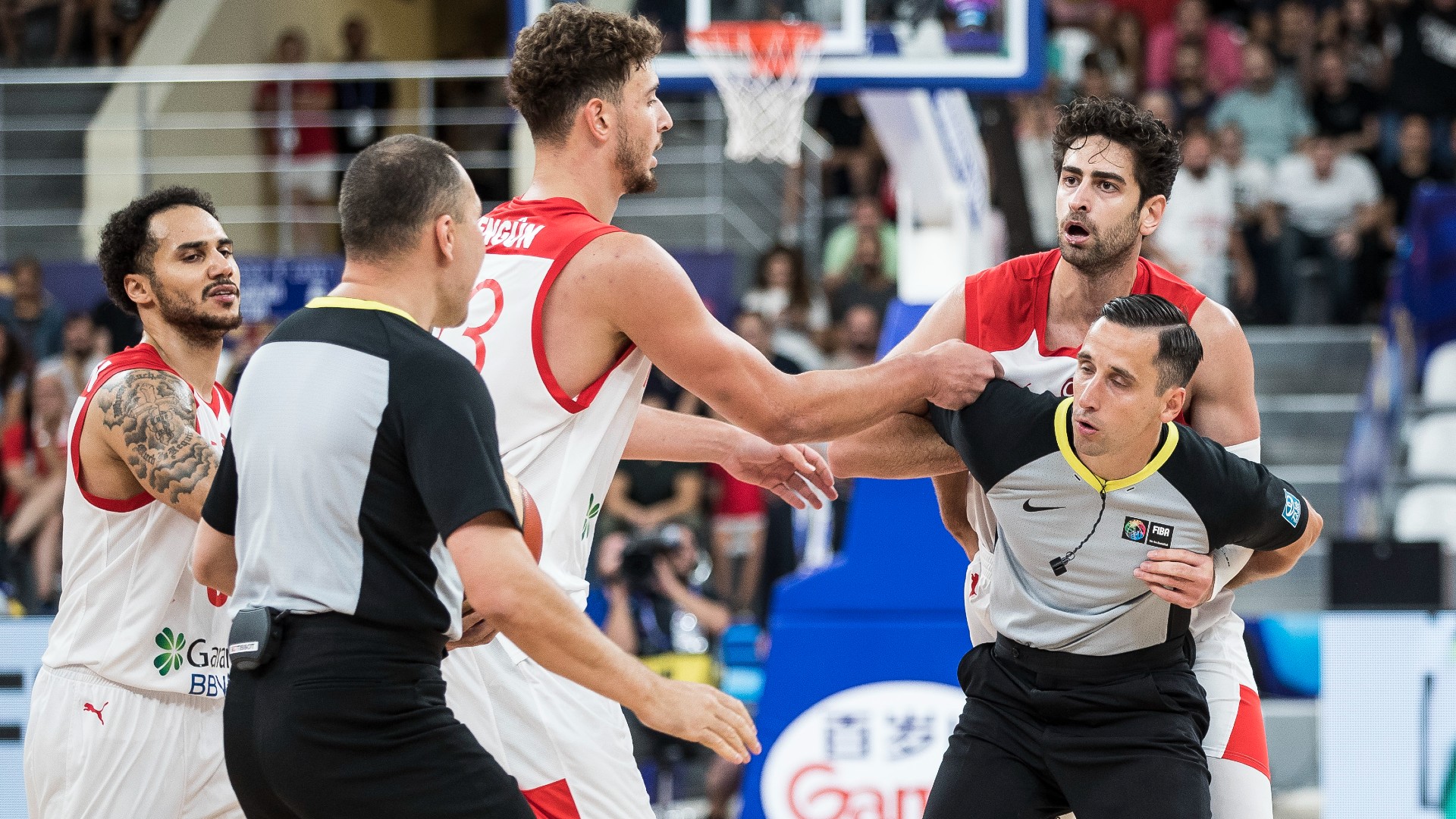 A törökök azt állítják, rendőrök támadtak az Eb-meccs után az NBA-ben szereplő kosarasukra