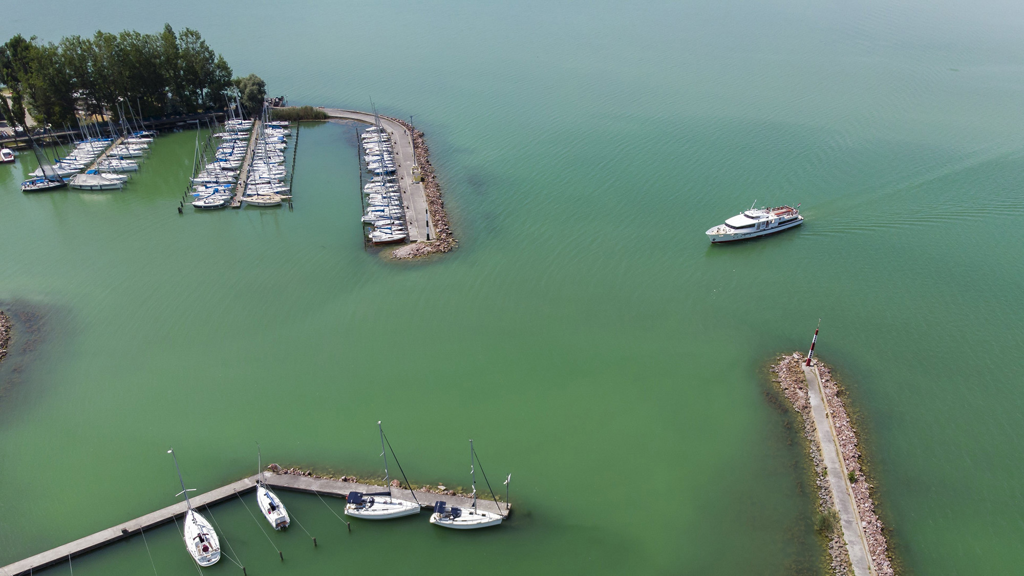 Nyertek a civilek: hatályon kívül helyezték a 175 hajós balatonföldvári e-kikötő építési engedélyét