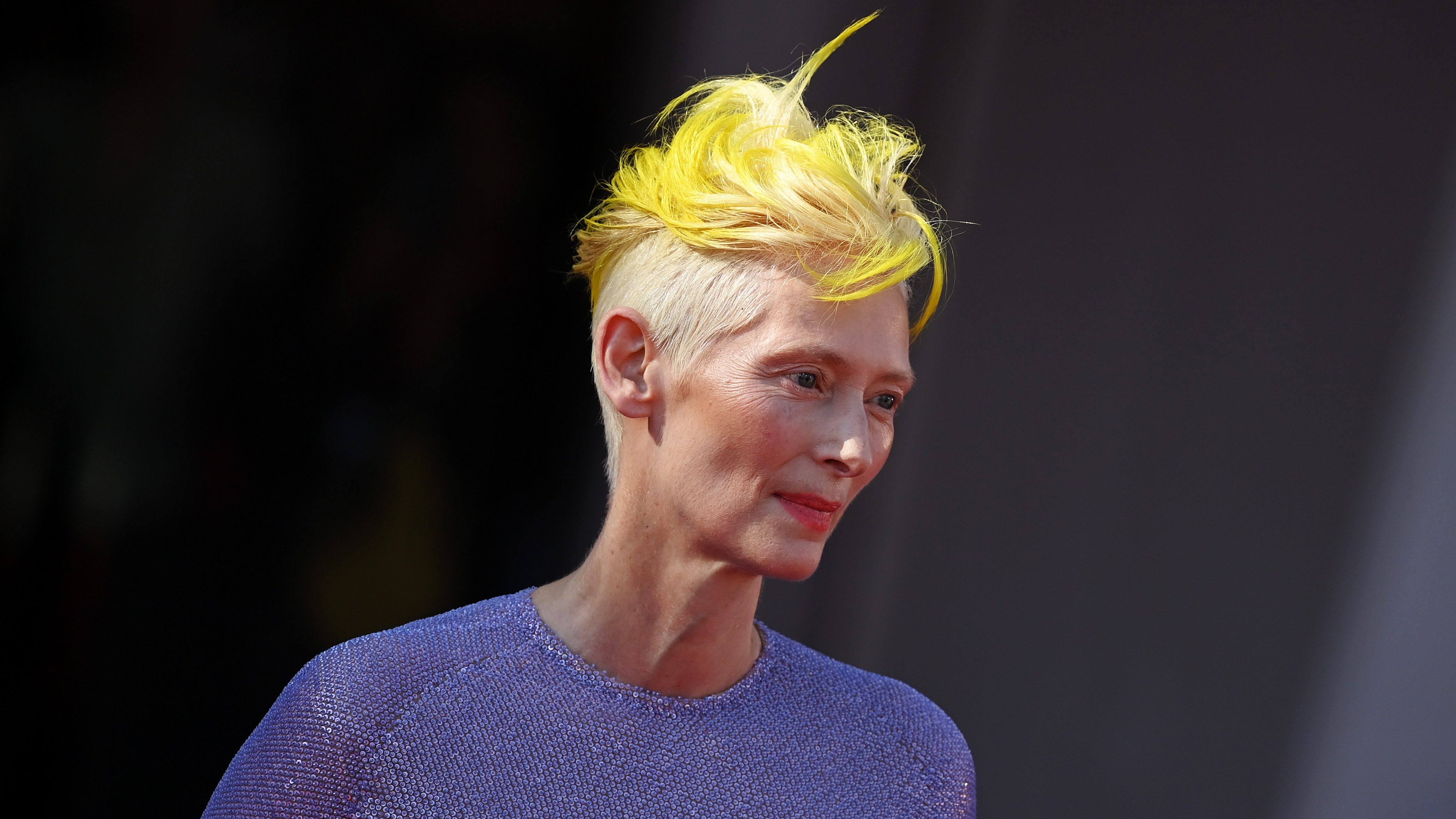 Tilda Swinton csibesárga hajjal jelent meg a Velencei Filmfesztiválon