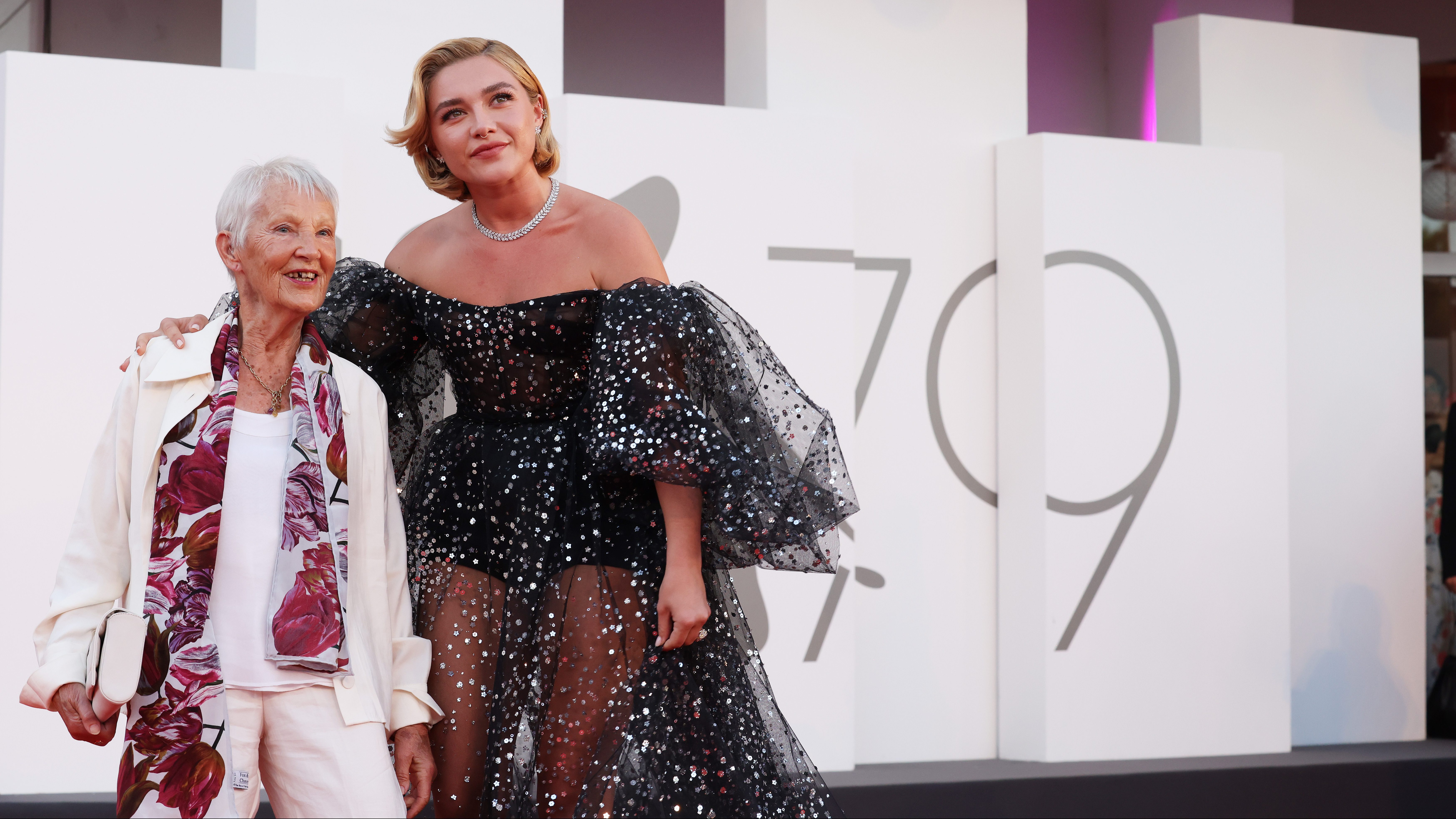 Florence Pugh a nagymamáját vitte magával legújabb filmje premierjére