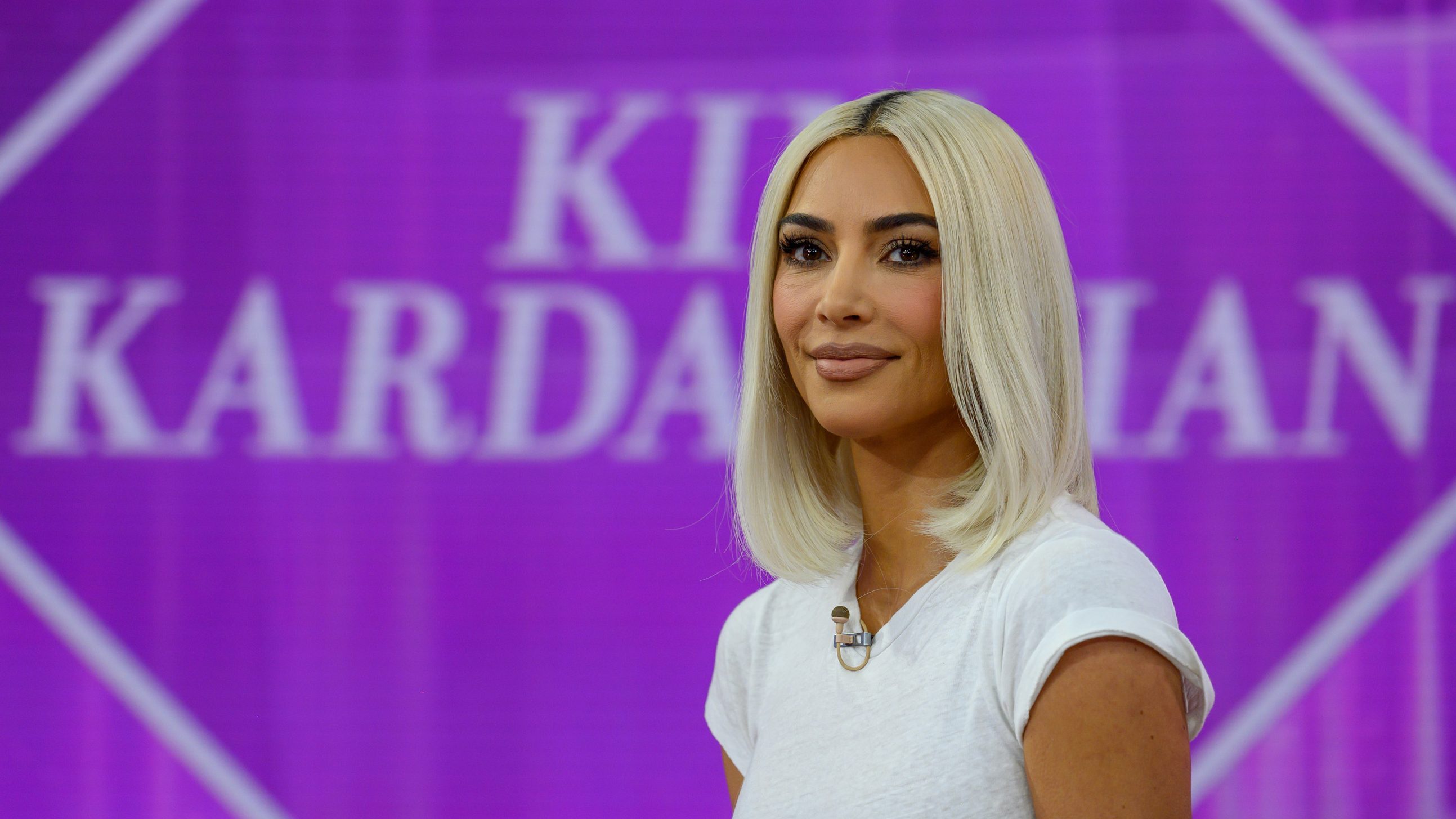 Kim Kardashiant csak a feneke miatt lehet felismerni a legújabb címlapfotóján