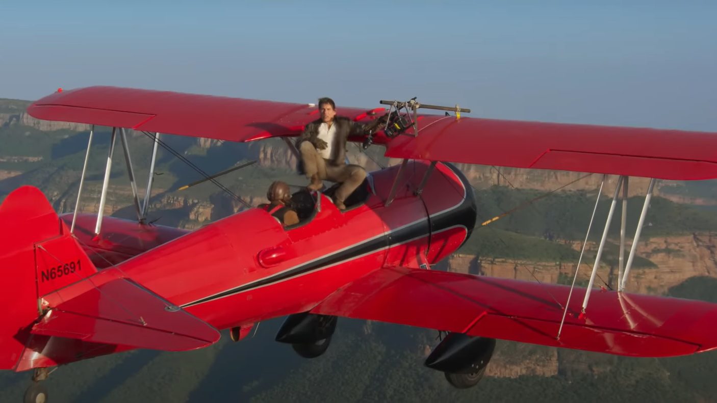 Repülőgépen állva vezeti fel Tom Cruise az új Mission Impossible-film első előzetesét