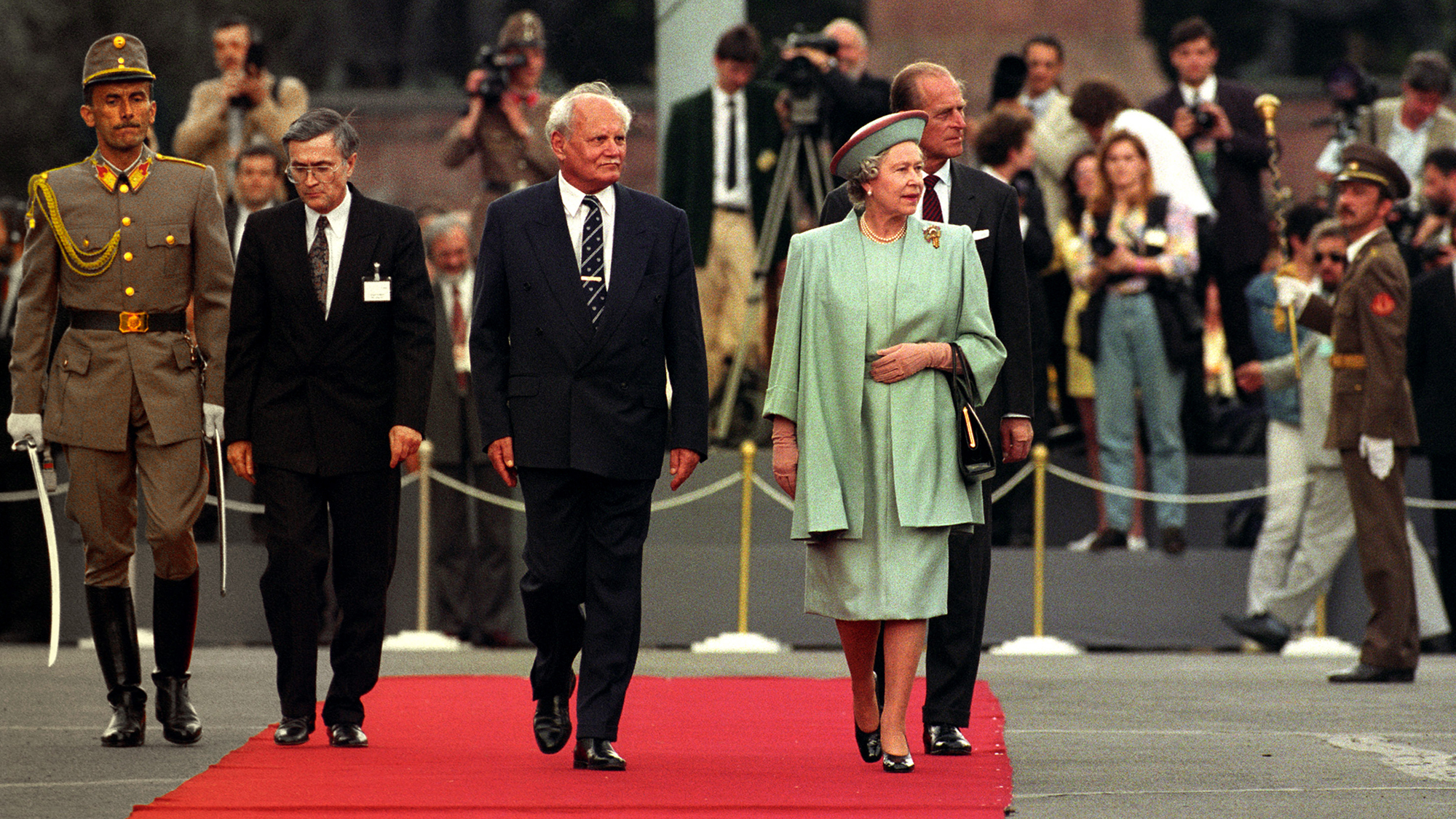 „Senki ne próbáljon puszit adni a királynőnek” – így emlékeznek a magyar politikusok II. Erzsébet látogatására